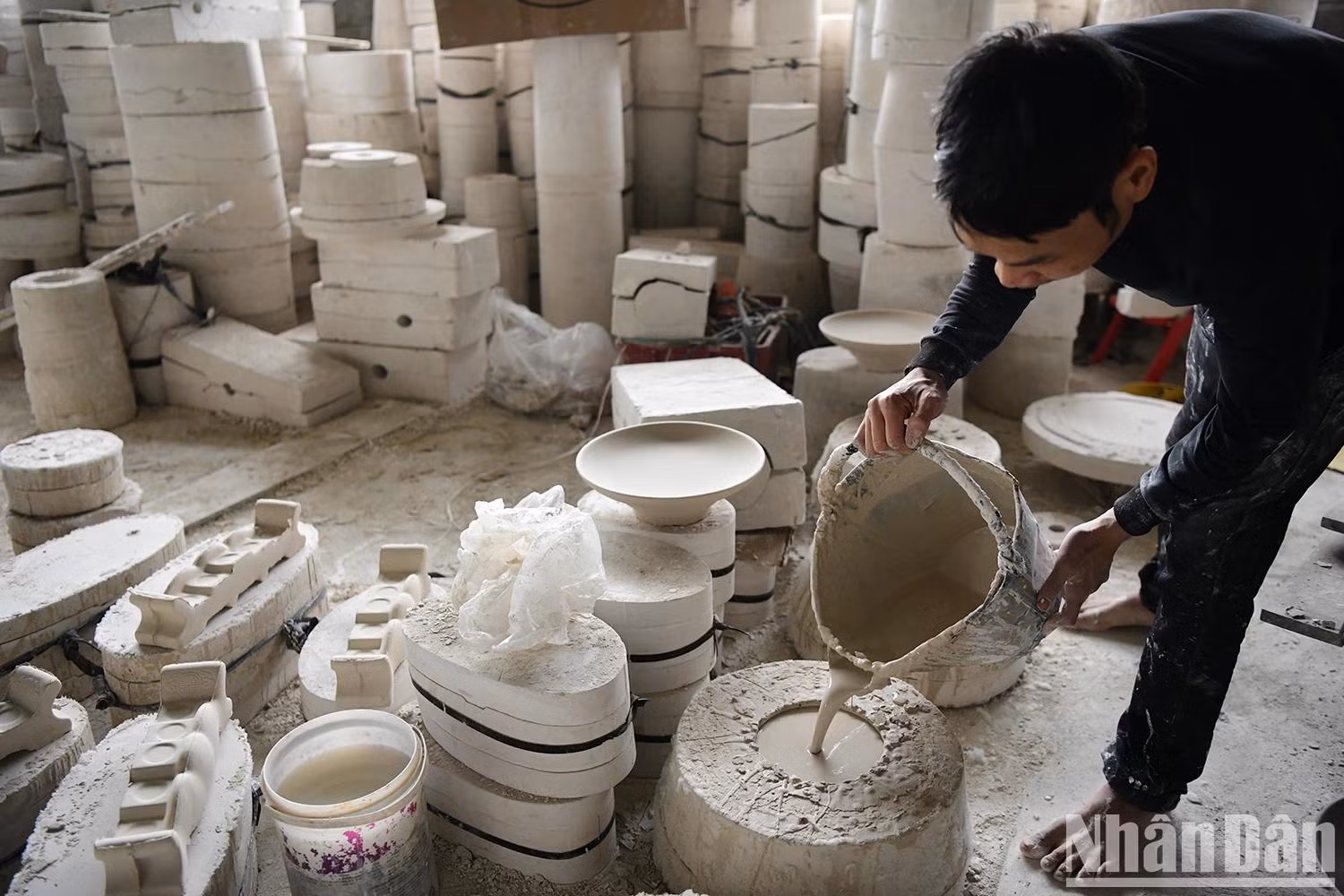 Le savoir-faire traditionnel repose sur trois techniques de modelage : le tour de potier, le modelage manuel et le moulage. Photo : Thê Duong.