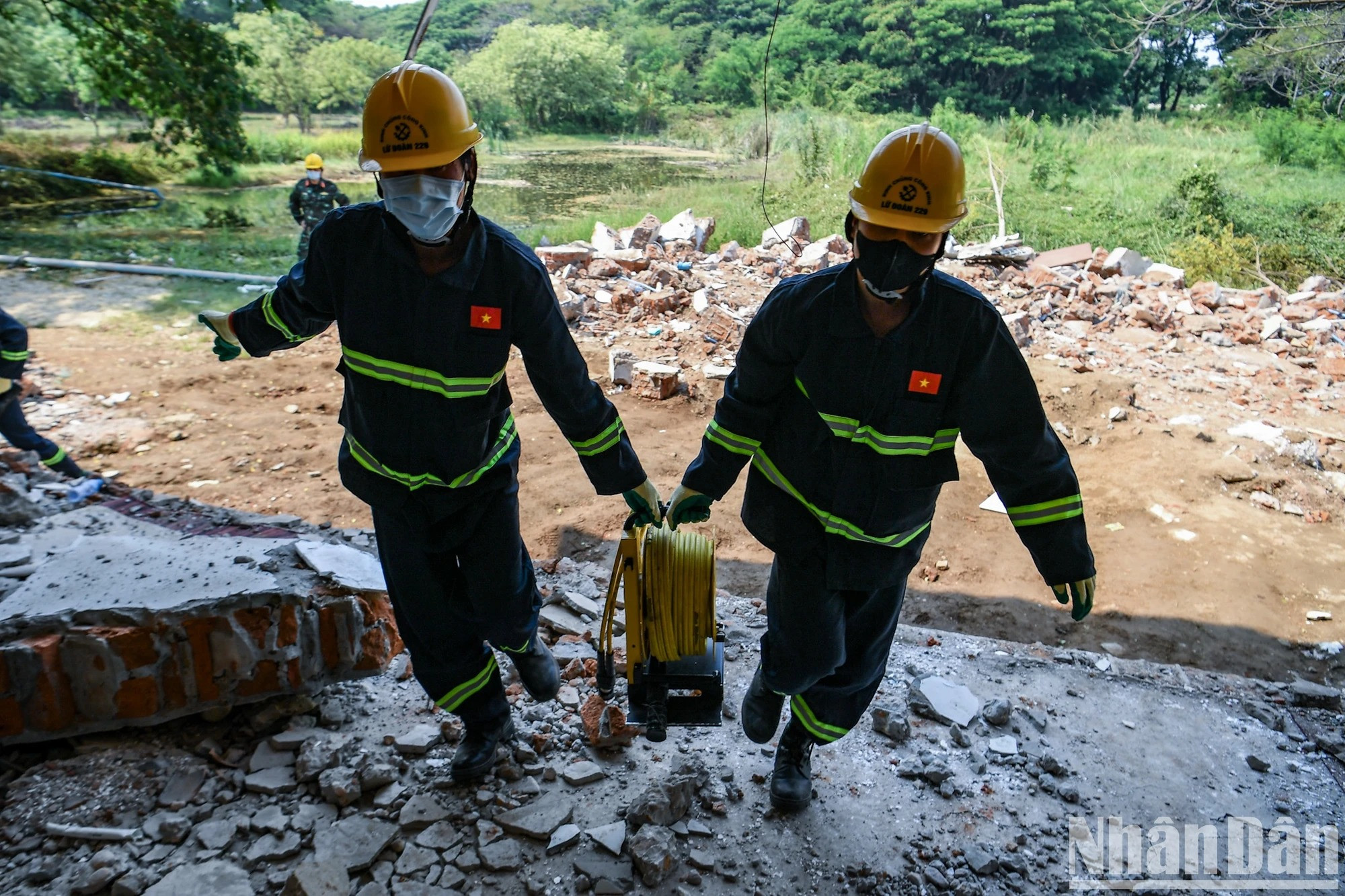 Dans l’après-midi, les ingénieurs militaires ont acheminé des machines lourdes sur place afin de percer et dégager les blocs de béton.