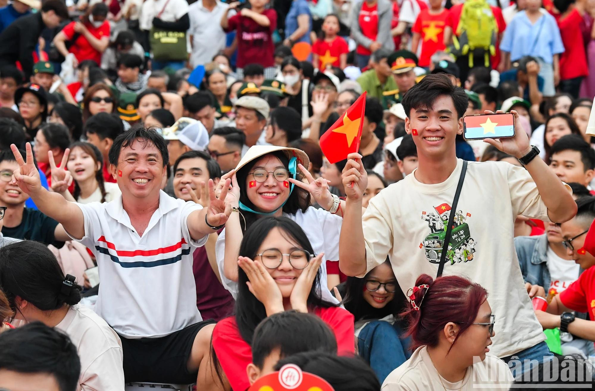 De nombreux jeunes ont veillé toute la nuit pour assister au défilé militaire. De nombreux jeunes ont veillé toute la nuit pour assister au défilé militaire.