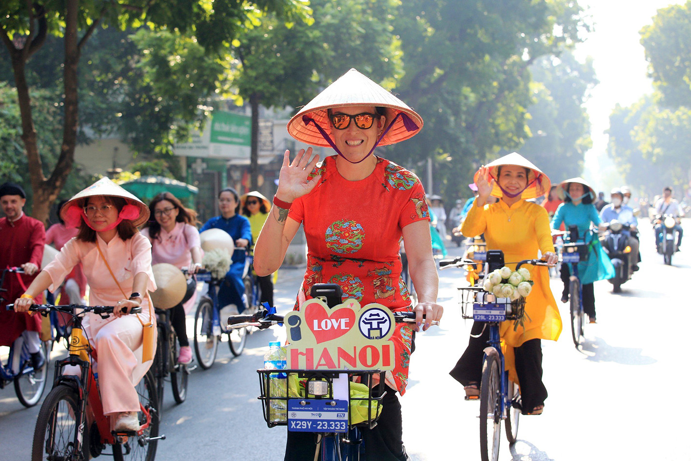 Le sourire radieux des touristes internationaux présents dans la capitale Hanoï à l’occasion des célébrations de la Fête nationale du 2 septembre au Vietnam. Photo : suckhoedoisong.
