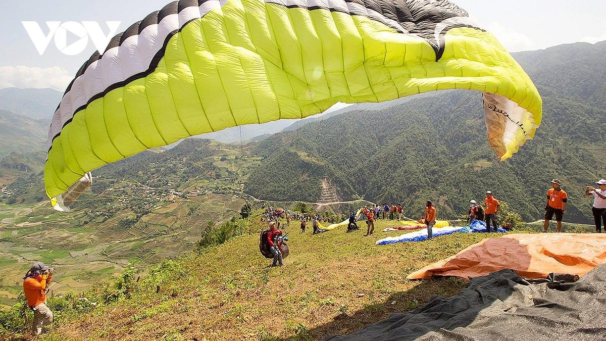 Site de décollage de parapente au sommet du col de Khau Pha. Photo : VOV.