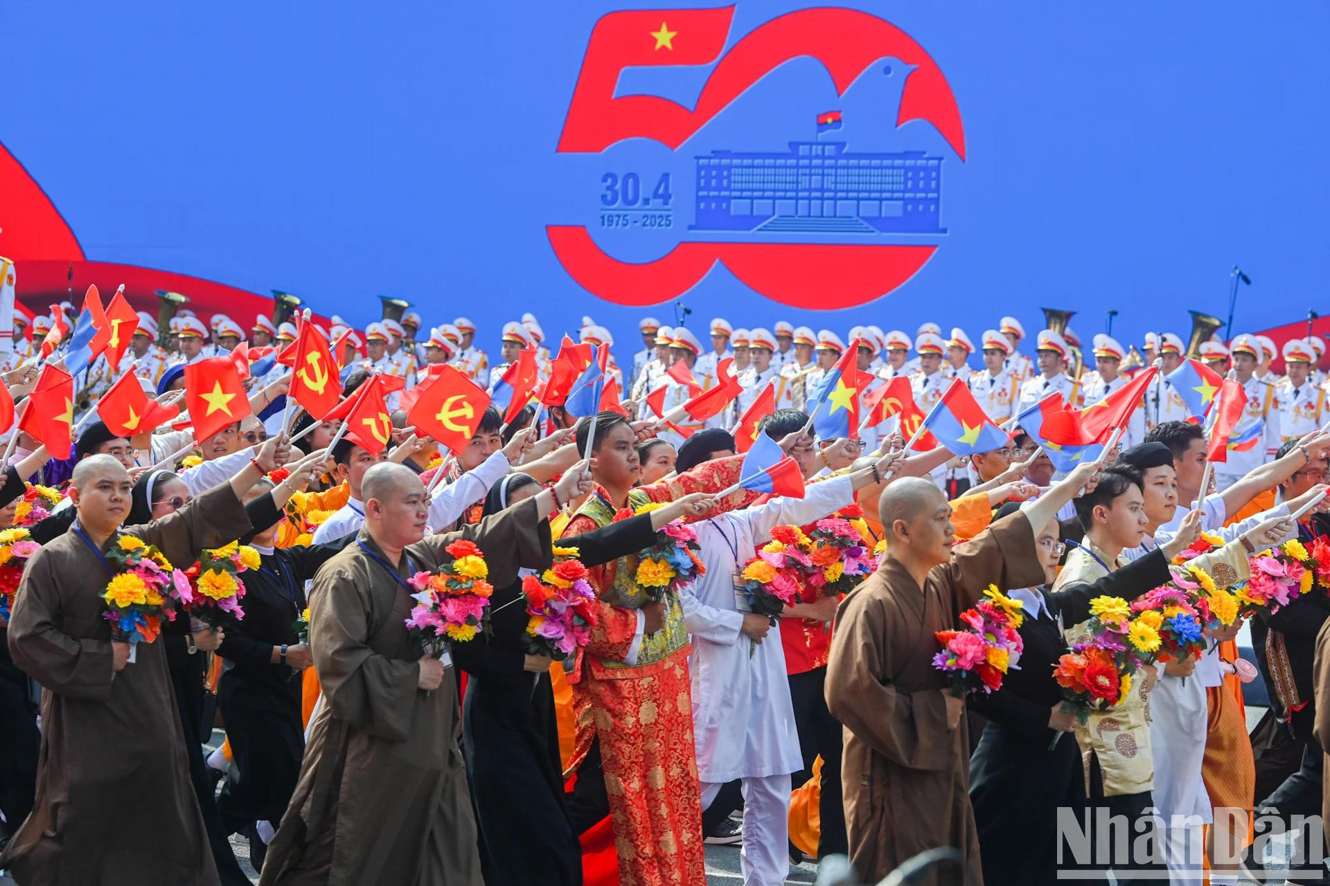 Lors des guerres de libération, le Front national de libération du sud Vietnam et l’Alliance des forces nationales, démocratiques et pacifiques du Vietnam ont joué un rôle central dans le rassemblement des couches sociales pour l’objectif de libérer le Sud et réunifier le pays. Lors des guerres de libération, le Front national de libération du sud Vietnam et l’Alliance des forces nationales, démocratiques et pacifiques du Vietnam ont joué un rôle central dans le rassemblement des couches sociales pour l’objectif de libérer le Sud et réunifier le pays.