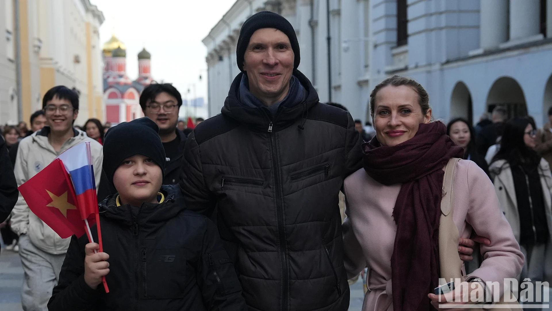 Accompagné de sa femme et de son fils, Alexey Ivanov, immergé dans l’ambiance vibrante entourant la délégation vietnamienne, a confié apprécier l’enthousiasme et l’esprit patriotique des Vietnamiens. Photo : NDEL.