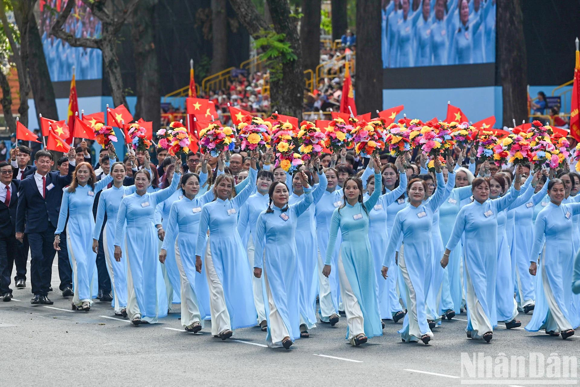 Aujourd’hui, des millions de Vietnamiens vivent, étudient et travaillent dans 130 pays et territoires. Ces dernières années, la diaspora vietnamienne a activement contribué au développement national, demeurant une composante inséparable de la communauté nationale. Aujourd’hui, des millions de Vietnamiens vivent, étudient et travaillent dans 130 pays et territoires. Ces dernières années, la diaspora vietnamienne a activement contribué au développement national, demeurant une composante inséparable de la communauté nationale.