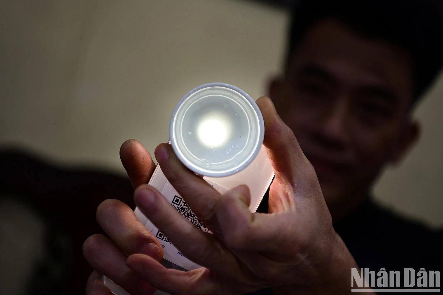 L’originalité de la céramique de Kim Lan réside dans sa capacité à laisser passer la lumière. Photo : Thê Duong.