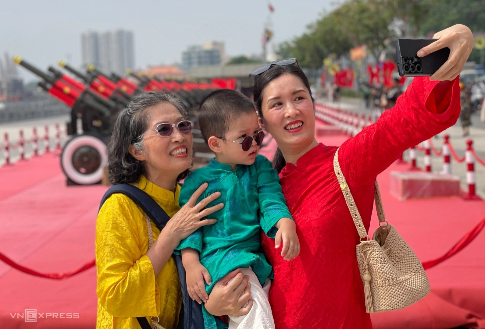 Des habitants prennent plaisir à poser près des canons alignés au bord de la rivière Saïgon. Photo : Vnexpress. Des habitants prennent plaisir à poser près des canons alignés au bord de la rivière Saïgon. Photo : Vnexpress.
