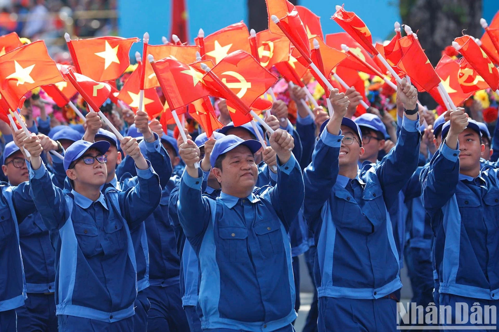 Forte de plus d’un siècle de formation et de développement, la classe ouvrière vietnamienne est restée une force motrice essentielle dans l’édification du pays. Forte de plus d’un siècle de formation et de développement, la classe ouvrière vietnamienne est restée une force motrice essentielle dans l’édification du pays.