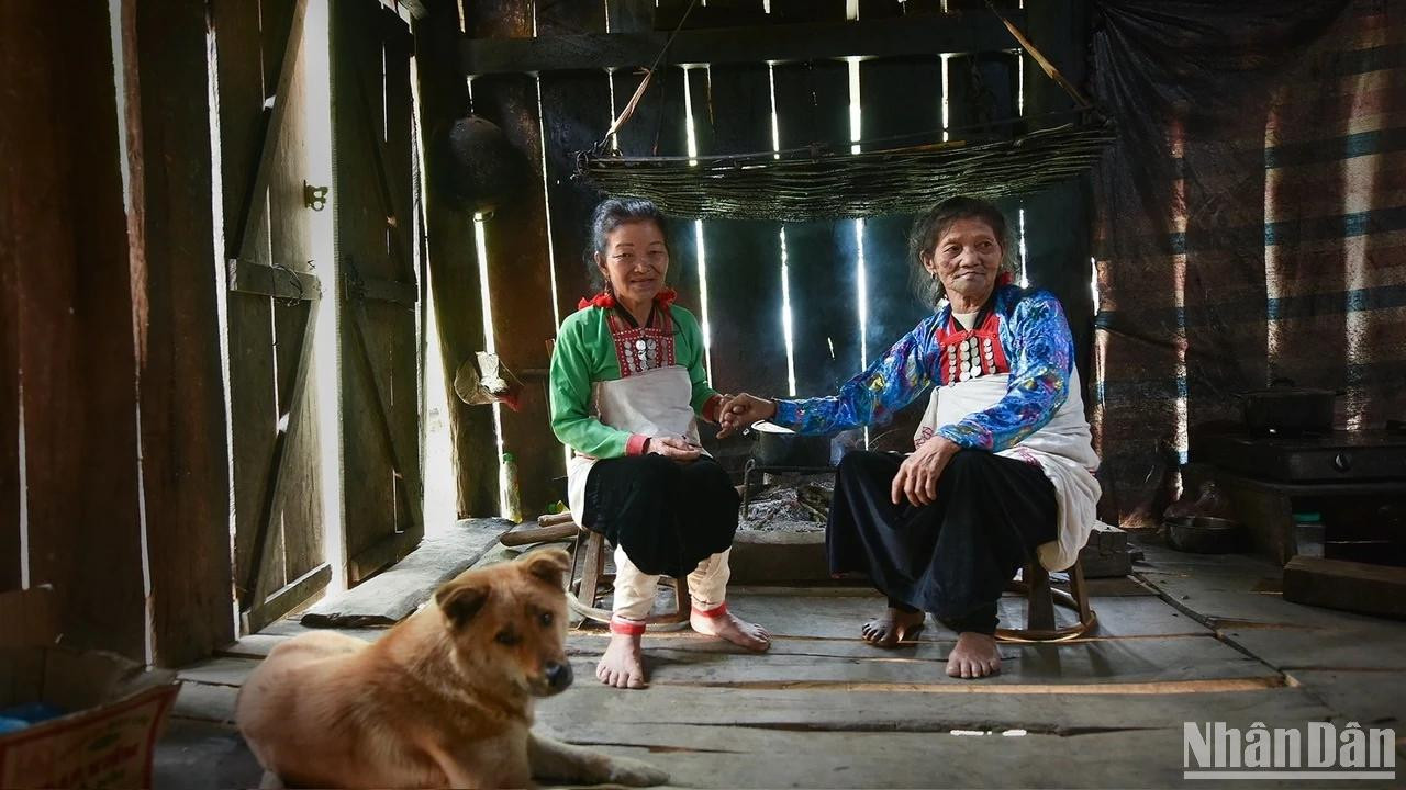 Aujourd’hui, seuls quelques aînés Mang conservent les tatouages autour de la bouche. Photo: Vu Linh Aujourd’hui, seuls quelques aînés Mang conservent les tatouages autour de la bouche. Photo: Vu Linh