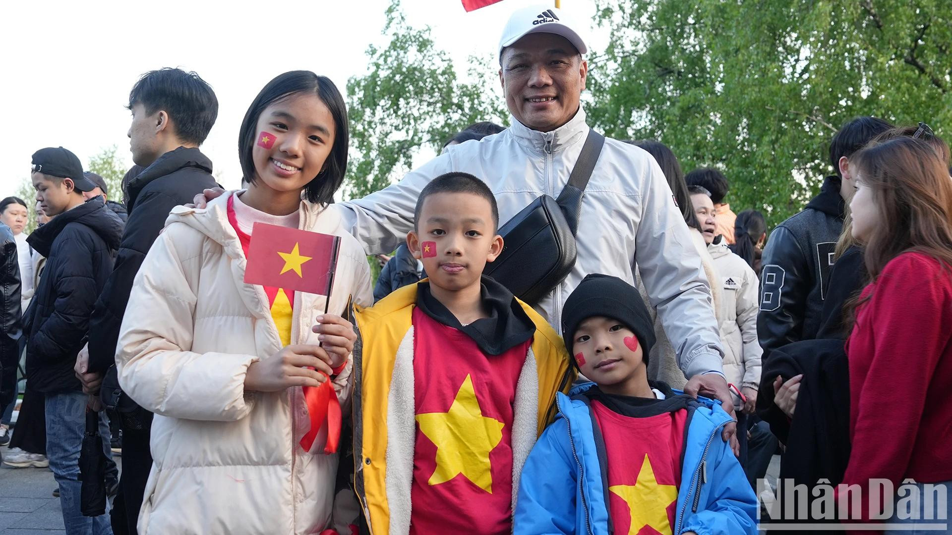 Installé en Russie depuis plus de 20 ans, Nguyen Xuan Trung, originaire de Vung Tau, a raconté que ses enfants étaient très impatients de rencontrer les soldats. C’était la première fois qu’il voyait en personne la formation disciplinée et impressionnante de l’Armée populaire du Vietnam en Russie. Photo : NDEL.