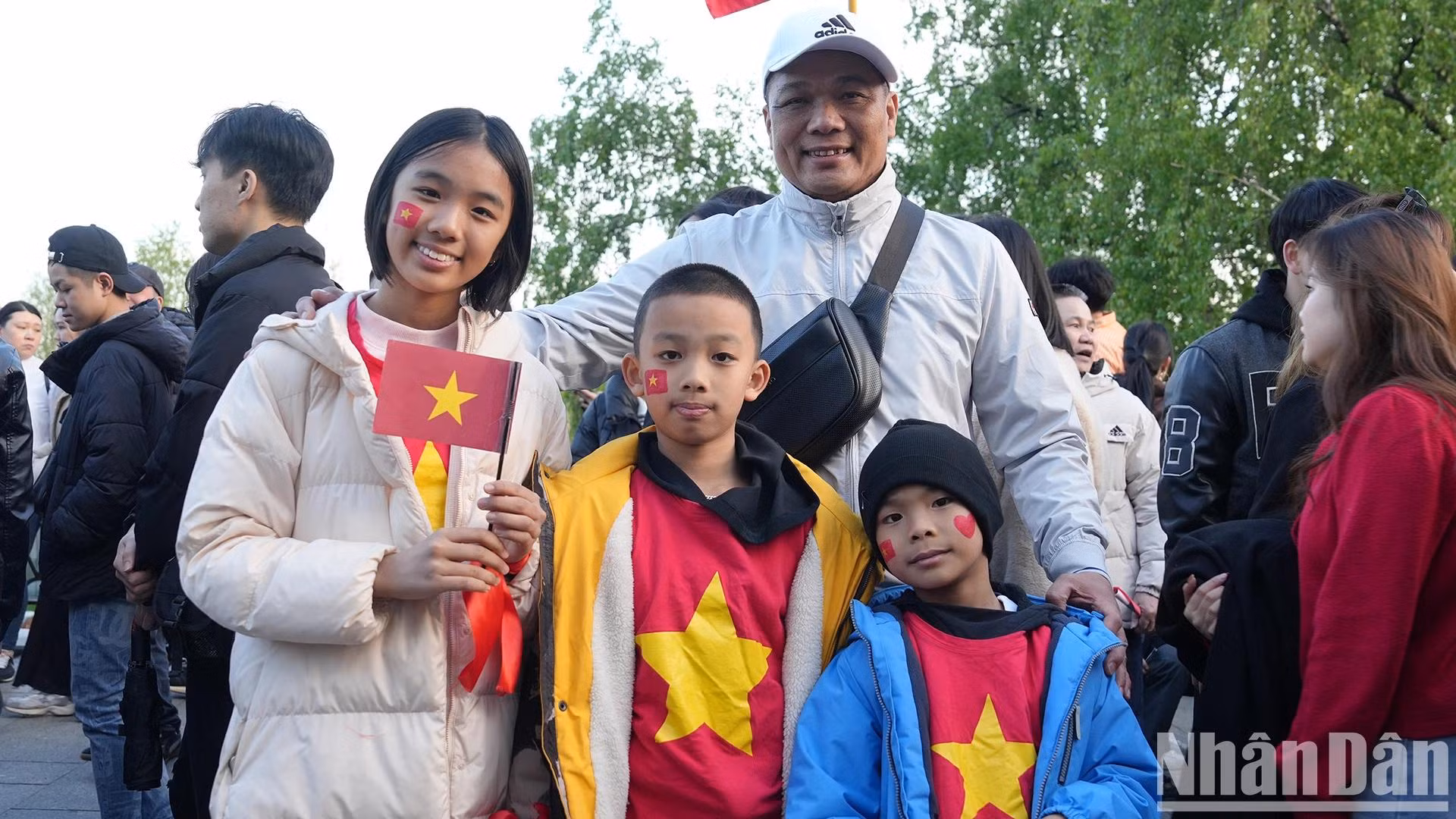 Installé en Russie depuis plus de 20 ans, Nguyen Xuan Trung, originaire de Vung Tau, a raconté que ses enfants étaient très impatients de rencontrer les soldats. C’était la première fois qu’il voyait en personne la formation disciplinée et impressionnante de l’Armée populaire du Vietnam en Russie. Photo : NDEL.