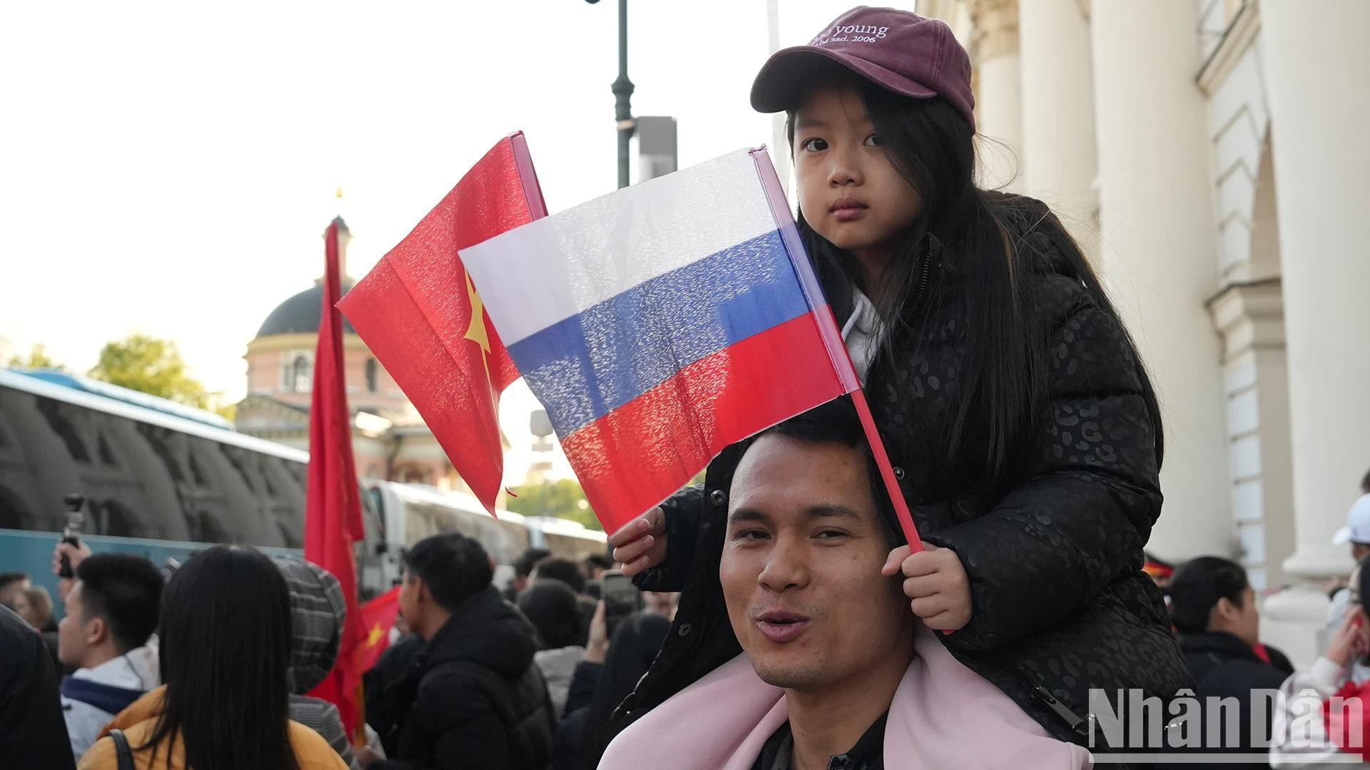 Outre les adultes, de nombreux enfants, accompagnés de leurs parents, sont également venus encourager les soldats vietnamiens. Photo : NDEL.