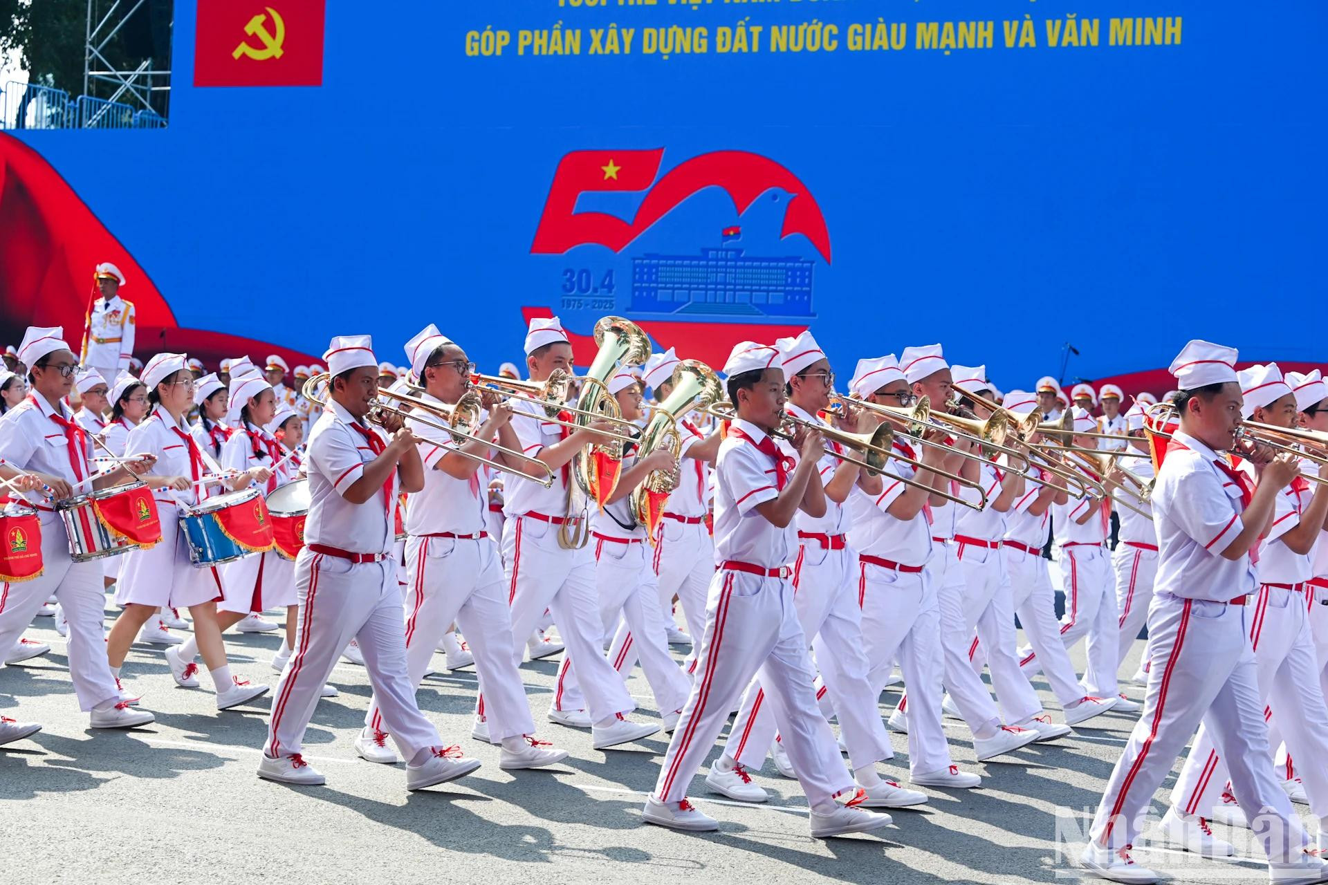 Dans cette ère de renouveau et d’essor national, la jeunesse vietnamienne nourrit de grandes aspirations, fait preuve de dynamisme, de solidarité, et incarne une volonté d’innovation pour construire un Vietnam prospère et heureux. Dans cette ère de renouveau et d’essor national, la jeunesse vietnamienne nourrit de grandes aspirations, fait preuve de dynamisme, de solidarité, et incarne une volonté d’innovation pour construire un Vietnam prospère et heureux.