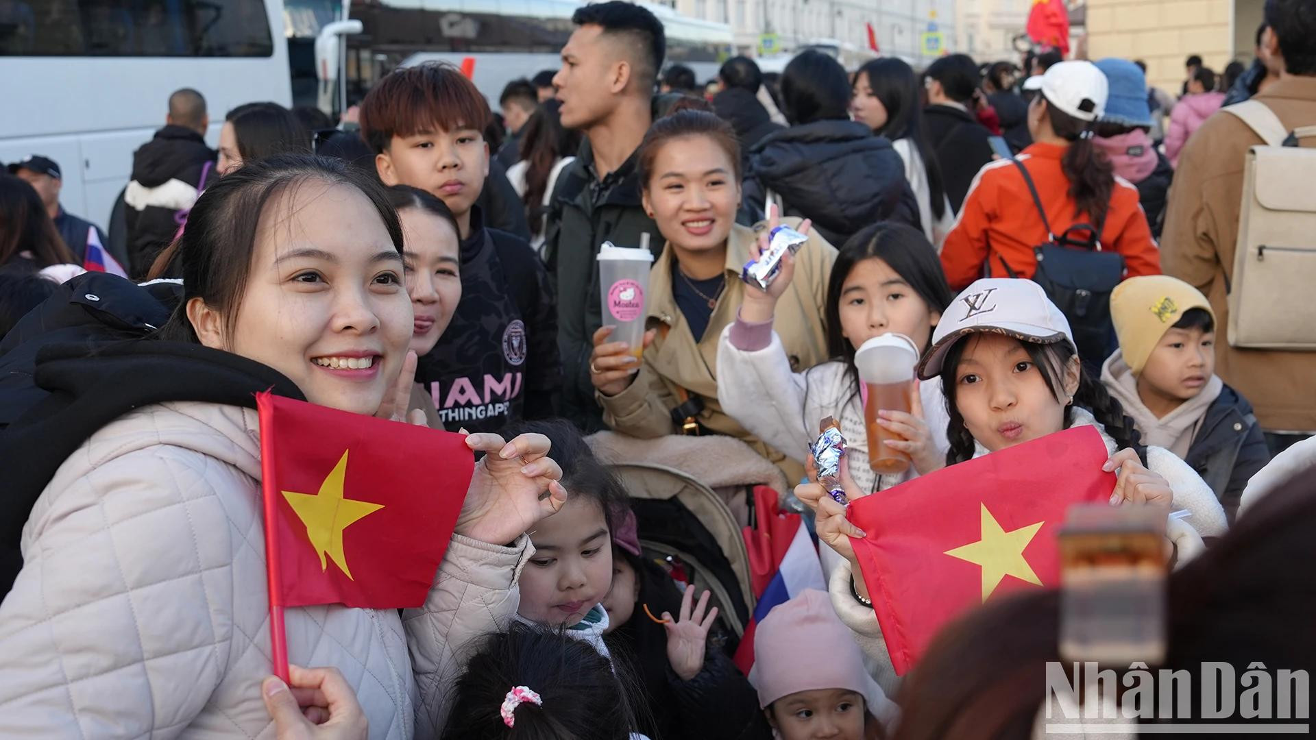 À chaque passage des soldats, les enfants brandissaient les drapeaux flottant dans le vent, créant une atmosphère animée et joyeuse. Photo : NDEL.
