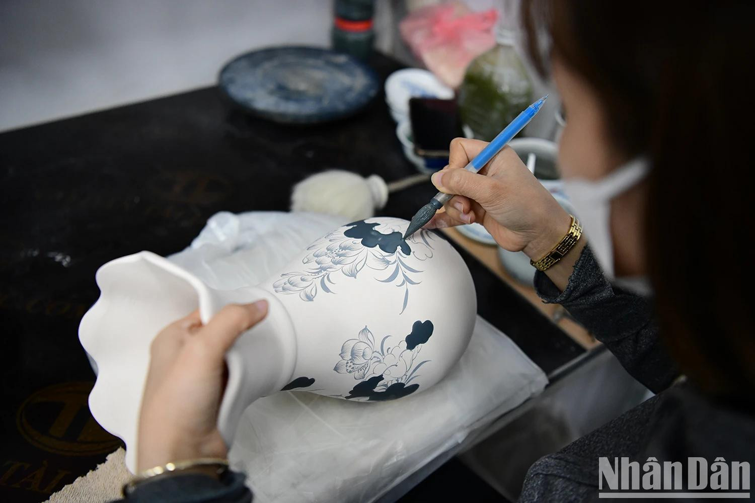 Les traits délicats des motifs céramiques réalisés par les artisans du village de Kim Lan. Photo : Thê Duong.
