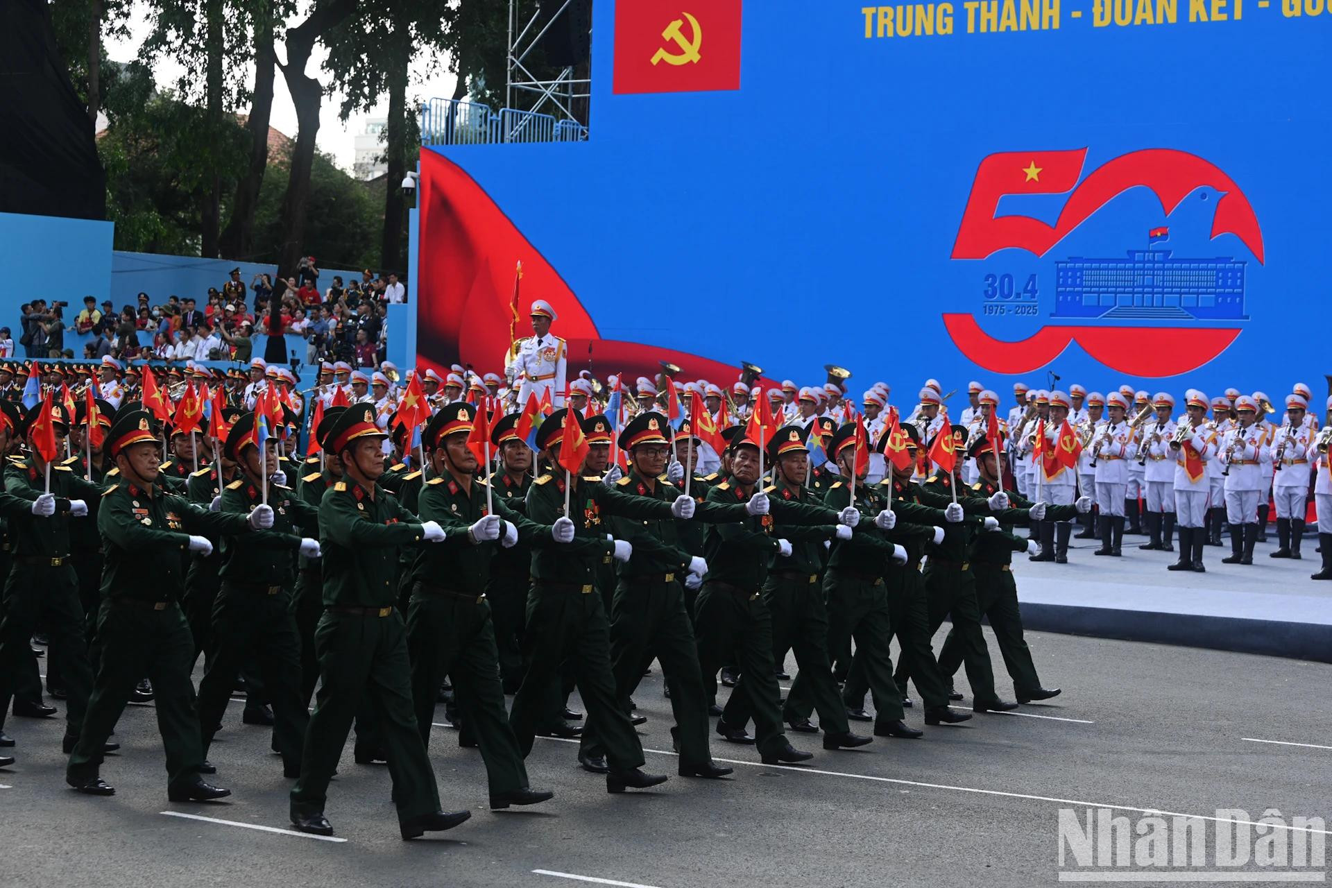 Les anciens combattants demeurent exemplaires dans la vie civile, participant activement au renforcement de leur association, constituant un appui solide pour le Parti et les autorités, et un lien vital entre le Parti, l’État et le peuple. Les anciens combattants demeurent exemplaires dans la vie civile, participant activement au renforcement de leur association, constituant un appui solide pour le Parti et les autorités, et un lien vital entre le Parti, l’État et le peuple.