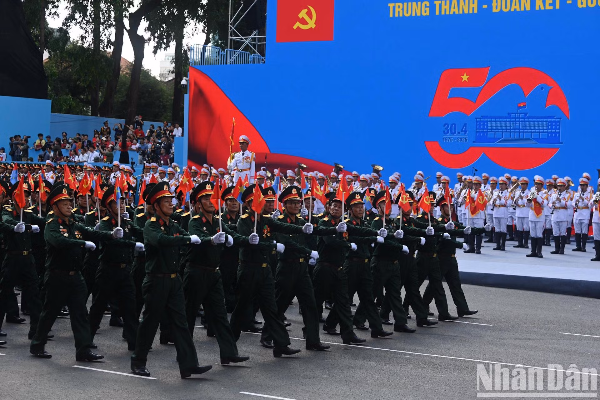 Les anciens combattants demeurent exemplaires dans la vie civile, participant activement au renforcement de leur association, constituant un appui solide pour le Parti et les autorités, et un lien vital entre le Parti, l’État et le peuple.