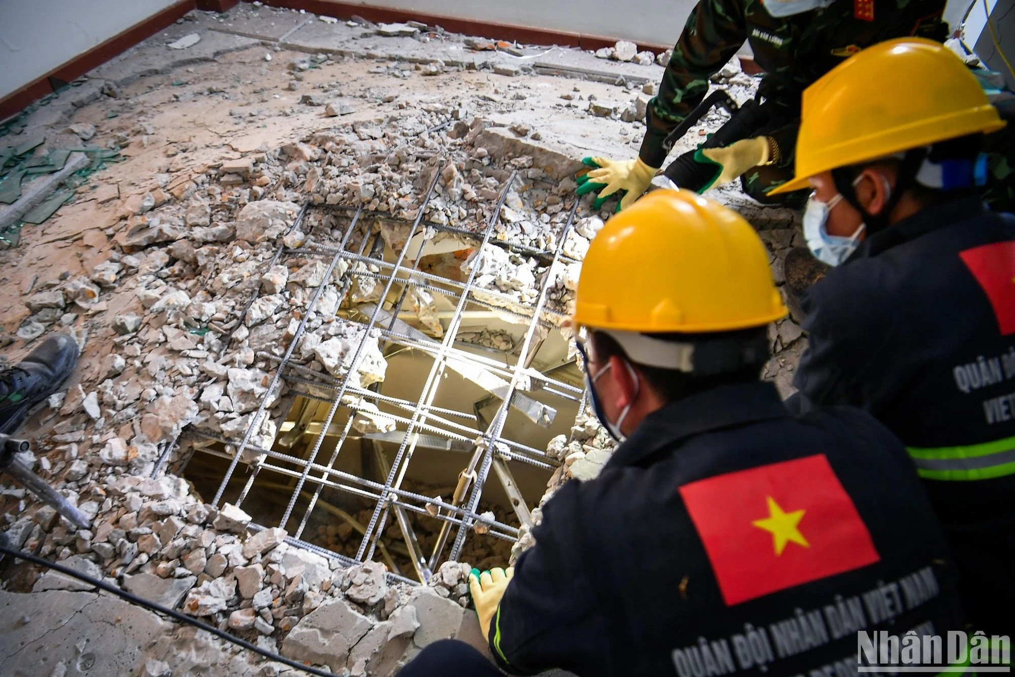 À ce moment-là, une « fenêtre » a été ouverte, permettant aux sauveteurs d’élargir leur champ de vision sous les gravats et de repérer d’éventuelles victimes.