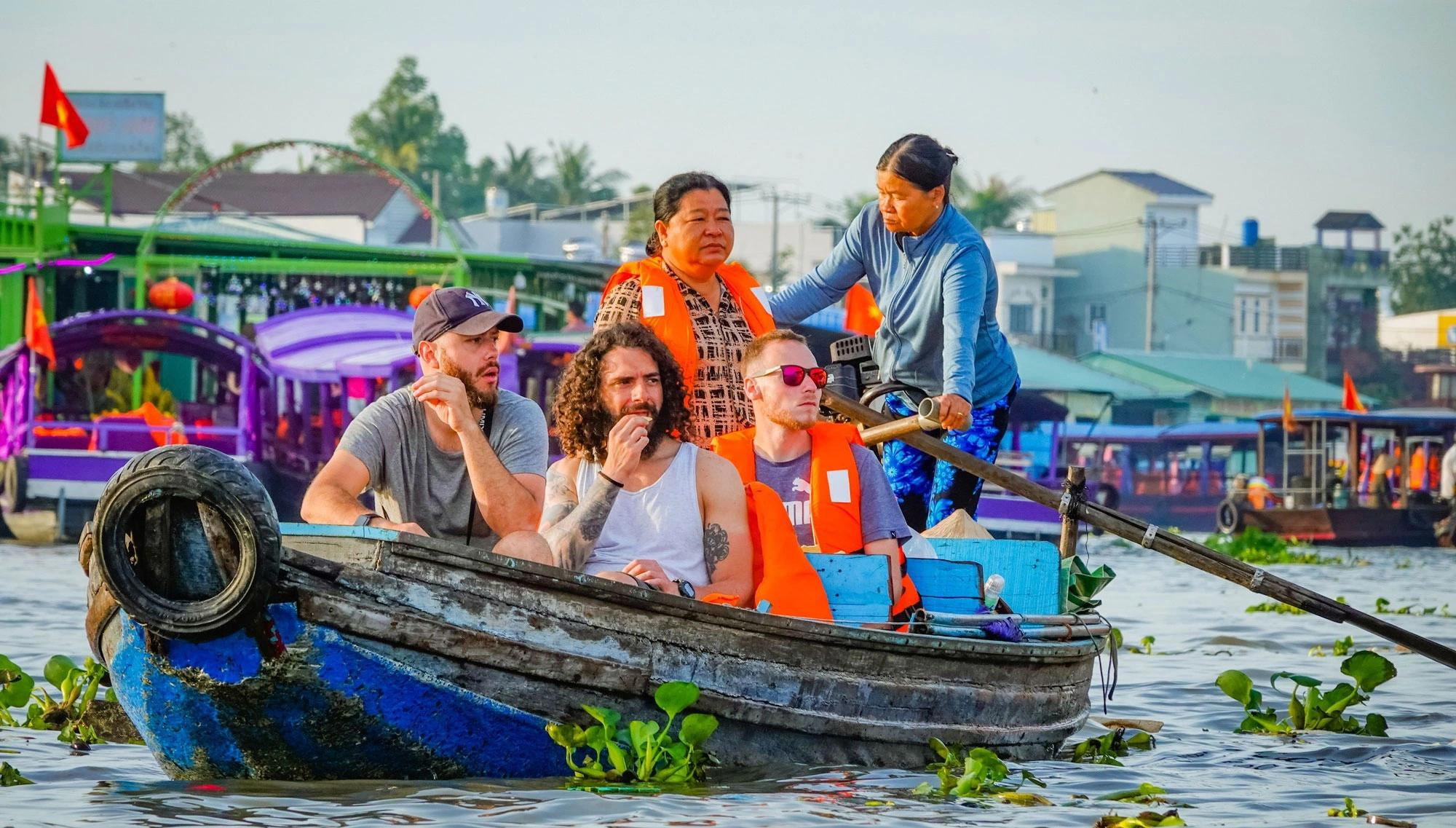 Les touristes étrangers visitent le marché flottant de Cai Rang (Cân Tho, au Sud). Photo : Duy Tân.