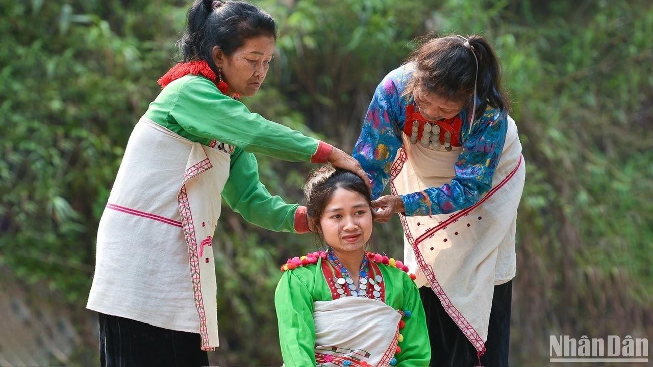Mise en valeur de la culture Mang à travers la tradition du tatouage du menton. Photo: Vu Linh Mise en valeur de la culture Mang à travers la tradition du tatouage du menton. Photo: Vu Linh