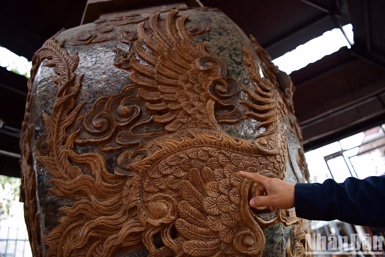 Le grand pot en céramique "Long Phung Sum Vây" (haut de 3,2 m) impressionne par ses motifs en relief d’une finesse exquise, alliant harmonieusement tradition et créativité contemporaine. Photo : Thê Duong.