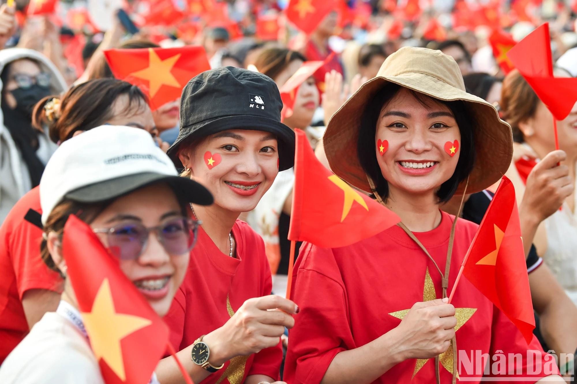 La fierté rayonne sur les visages de ceux qui assistent en direct au défilé commémorant les 50 ans de la libération du Sud et de la réunification nationale. La fierté rayonne sur les visages de ceux qui assistent en direct au défilé commémorant les 50 ans de la libération du Sud et de la réunification nationale.