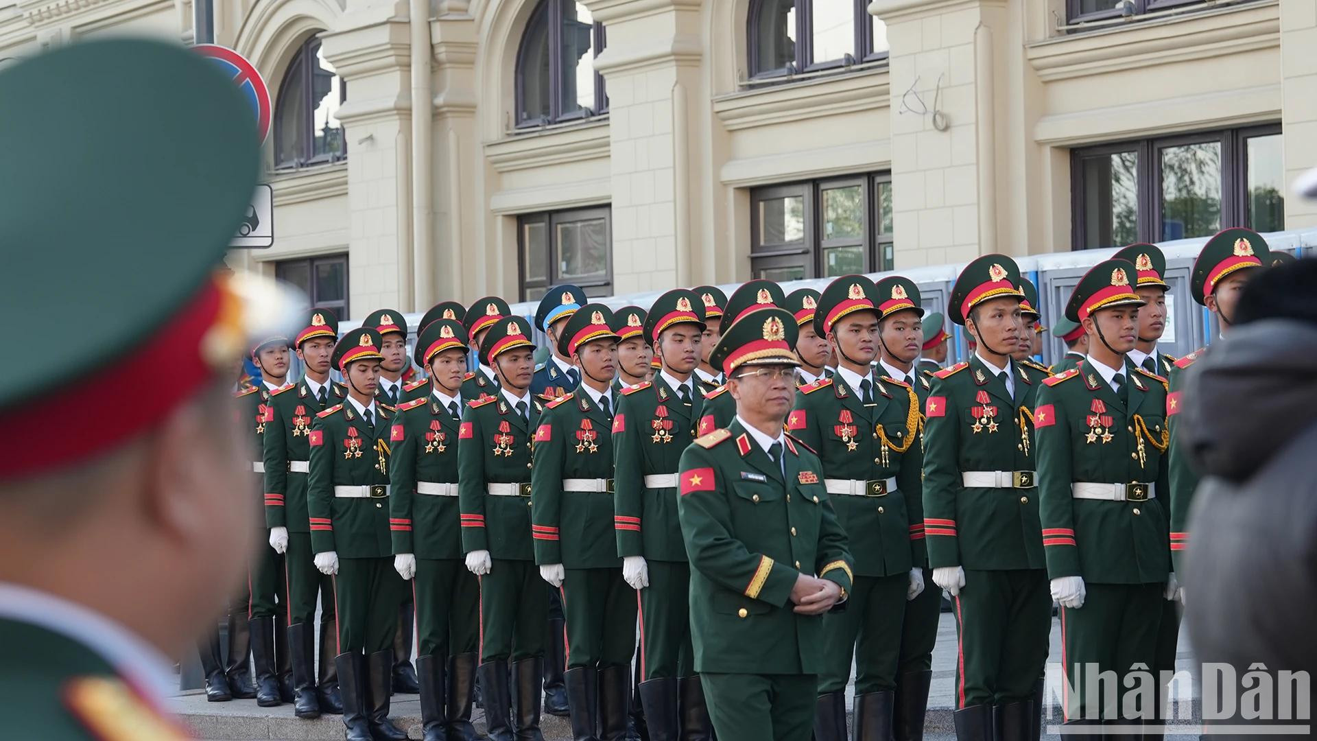 La délégation vietnamienne a exprimé sa joie et sa fierté après avoir reçu une lettre de félicitations du général d’armée Phan Van Giang, ministre de la Défense, saluant leur volonté, leurs efforts et leur détermination à bien se préparer pour le défilé. Photo : NDEL.
