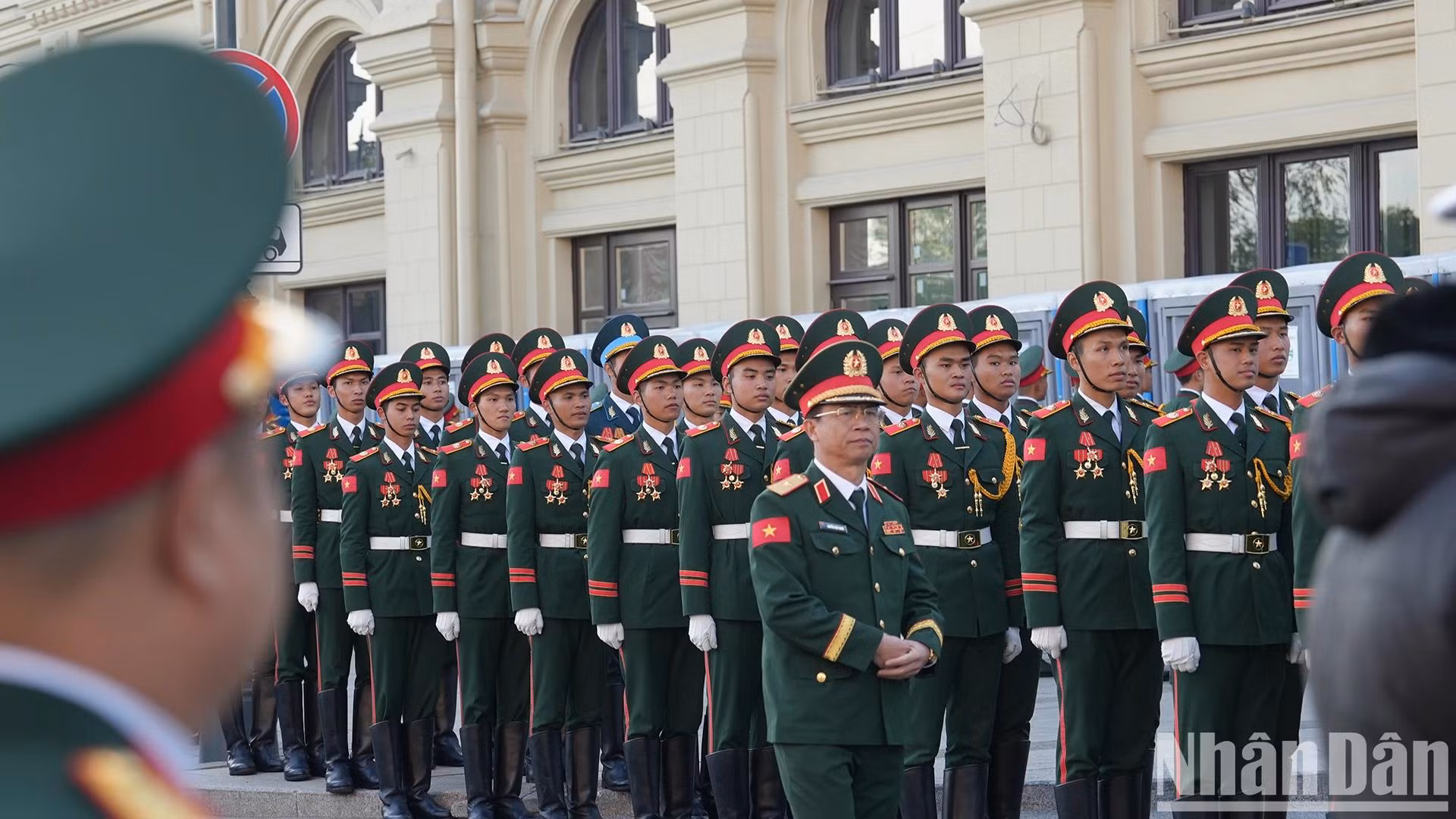 La délégation vietnamienne a exprimé sa joie et sa fierté après avoir reçu une lettre de félicitations du général d’armée Phan Van Giang, ministre de la Défense, saluant leur volonté, leurs efforts et leur détermination à bien se préparer pour le défilé. Photo : NDEL.