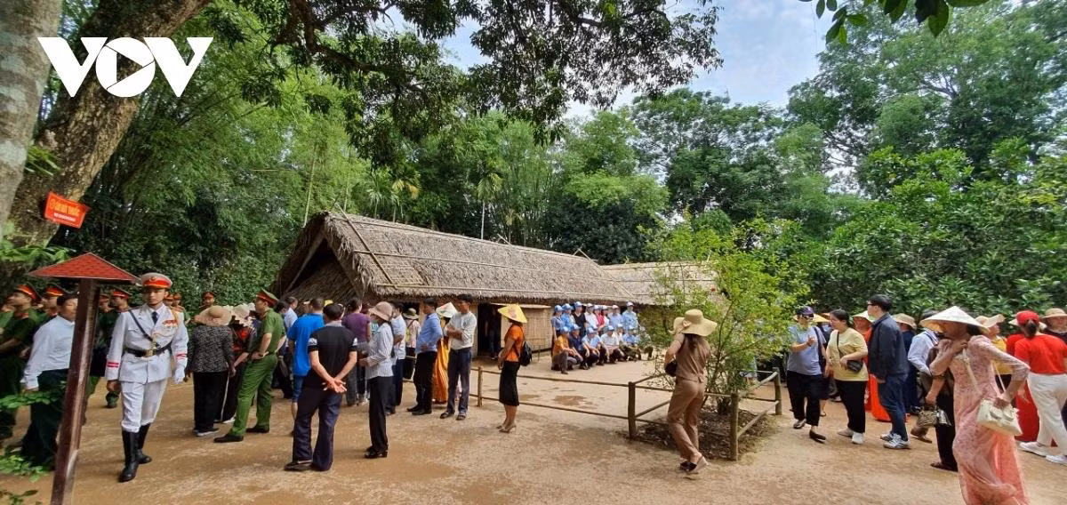 En mai, à Kim Lien (Nam Dan, Nghe An), les lotus embaument l’air et les foules affluent avec respect pour rendre hommage au Président Hô Chi Minh, fils éminent du Vietnam. Photo: VOV