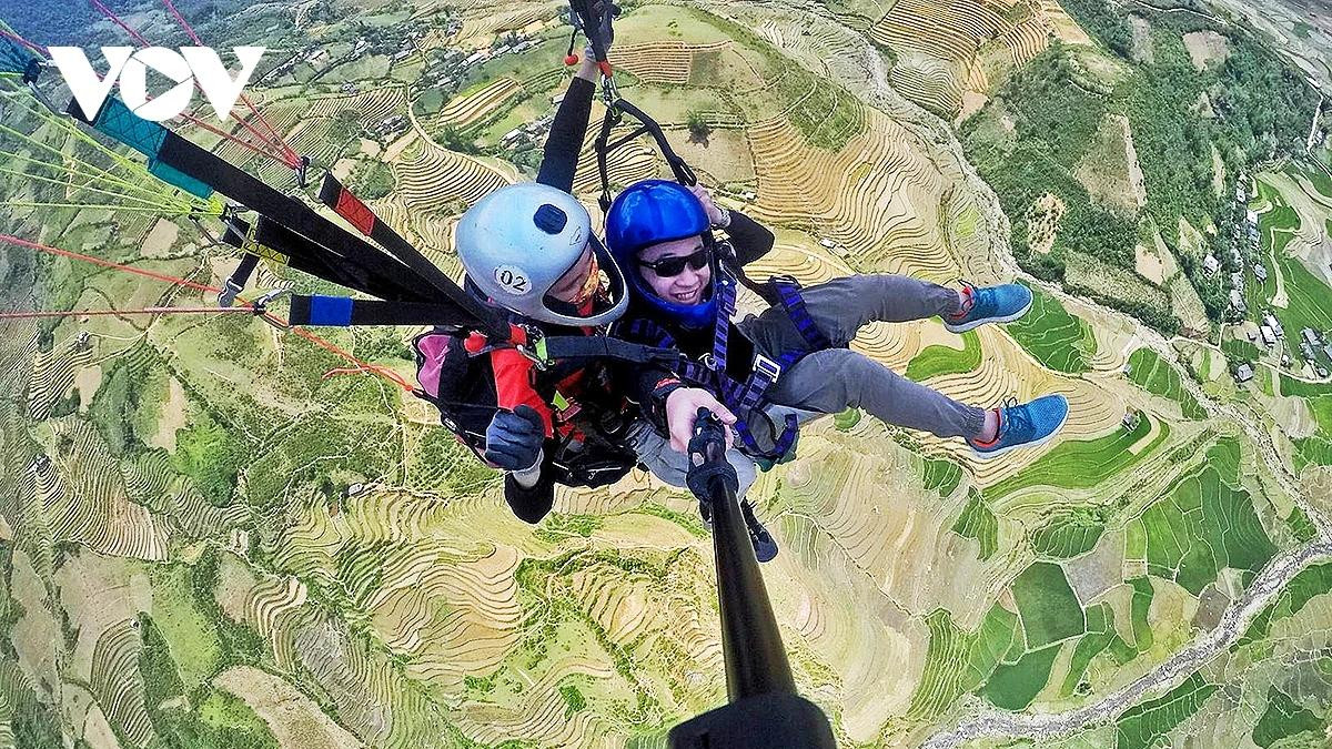 Ces dernières années, les visiteurs venant au col de Khau Pha, à Mu Cang Chai, ont également l’opportunité d’admirer la splendeur féerique des rizières en terrasses sous un nouvel angle : celui des airs. Photo : VOV.