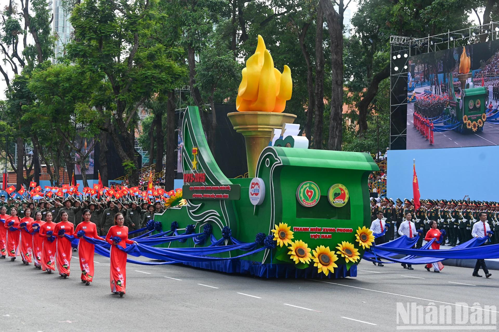 Les jeunes volontaires ont été décorés par le Parti et l’État du titre de Héros des forces armées populaires et, à deux reprises, du titre de Héros du travail durant la période de Renouveau. Les jeunes volontaires ont été décorés par le Parti et l’État du titre de Héros des forces armées populaires et, à deux reprises, du titre de Héros du travail durant la période de Renouveau.