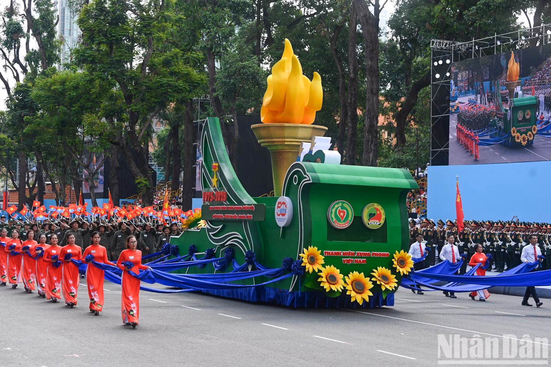 Les jeunes volontaires ont été décorés par le Parti et l’État du titre de Héros des forces armées populaires et, à deux reprises, du titre de Héros du travail durant la période de Renouveau.