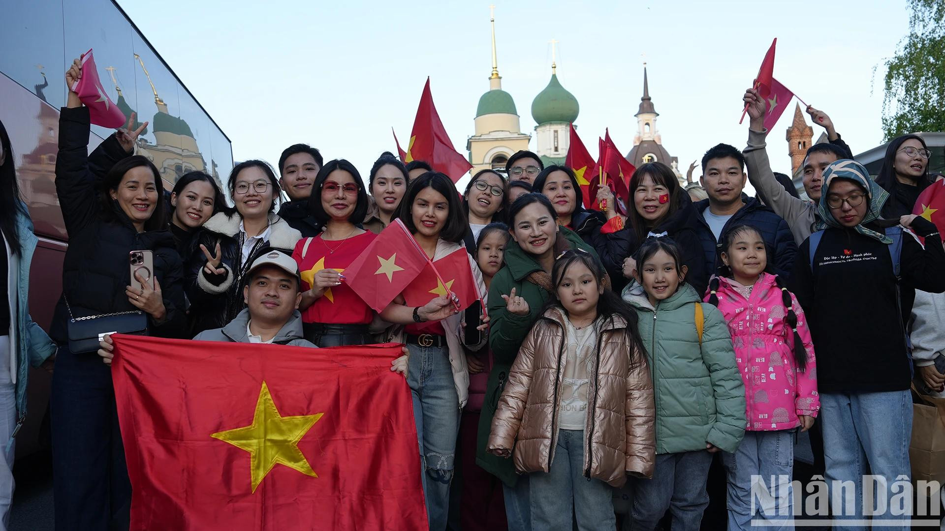 Présent tôt sur le site d’entraînement, Tran Hai Nam, étudiant à la faculté Relations internationales et Énergie de l’Université MGIMO, s’est dit ému et fier devant le sérieux et le professionnalisme des militaires vietnamiens. Photo : NDEL.