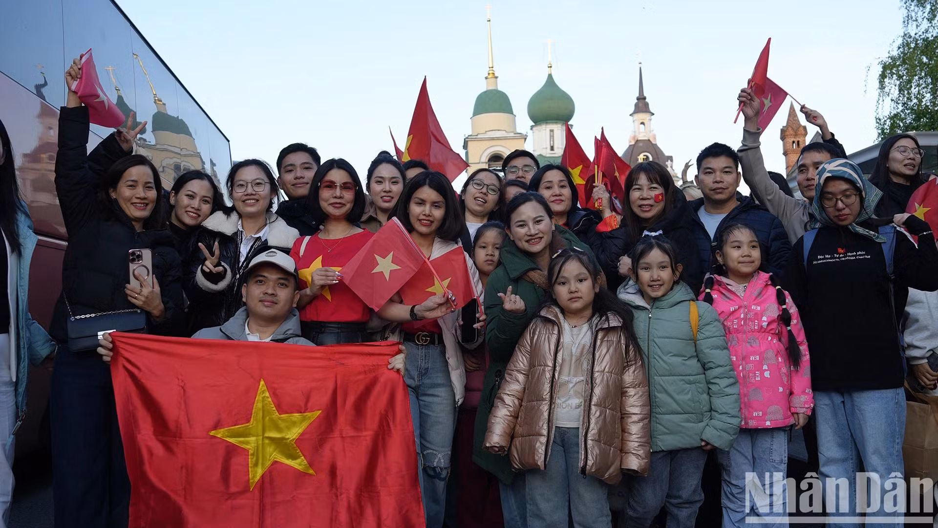 Présent tôt sur le site d’entraînement, Tran Hai Nam, étudiant à la faculté Relations internationales et Énergie de l’Université MGIMO, s’est dit ému et fier devant le sérieux et le professionnalisme des militaires vietnamiens. Photo : NDEL.