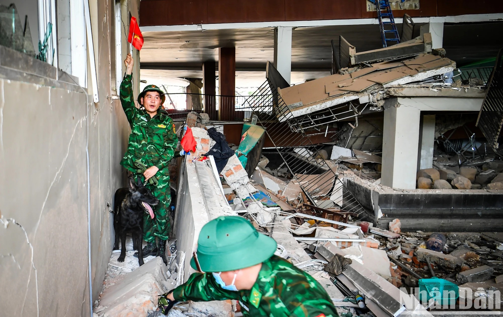Les secouristes ont alors planté un drapeau et marqué la zone avant d’utiliser les équipements du génie militaire pour confirmer et préciser l’emplacement exact.