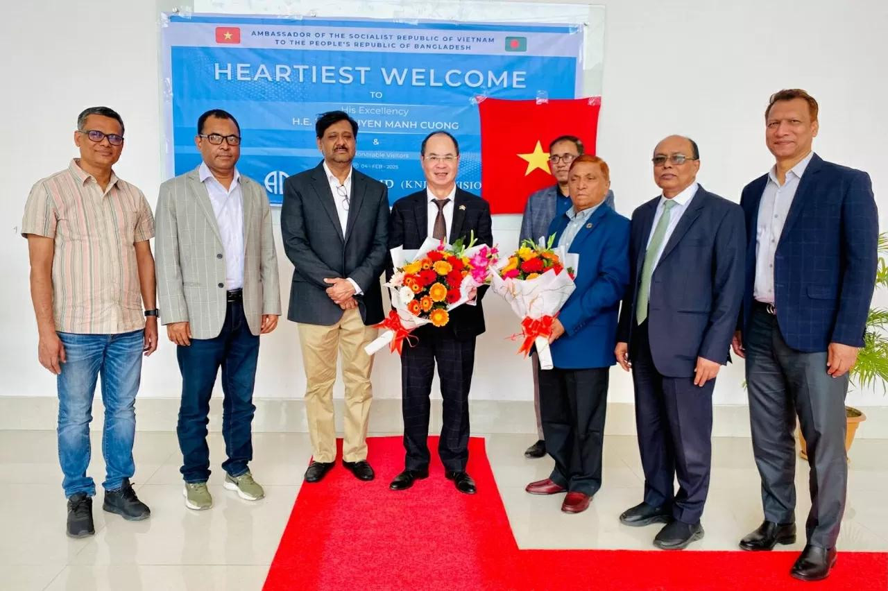 L’ambassadeur Nguyen Manh Cuong visite une usine textile du groupe Azim Group dans la ville de Chattogram, au Bangladesh, en février 2025. Photo : Ambassade du Vietnam au Bangladesh. L’ambassadeur Nguyen Manh Cuong visite une usine textile du groupe Azim Group dans la ville de Chattogram, au Bangladesh, en février 2025. Photo : Ambassade du Vietnam au Bangladesh.