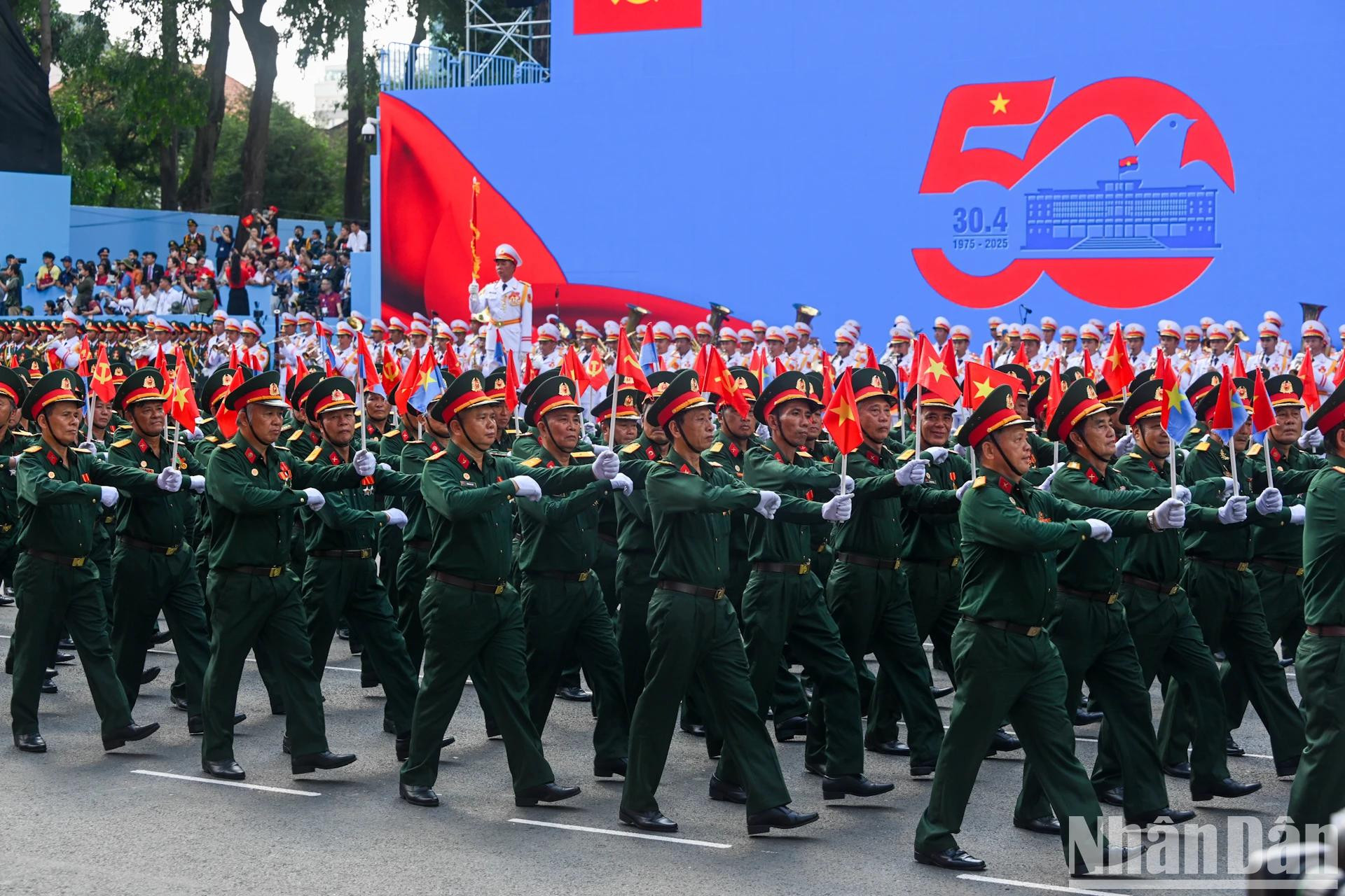 Défilé du bloc des anciens combattants du Vietnam. Témoins vivants de l’histoire, ces hommes ont consacré leur jeunesse à la lutte, faisant preuve de bravoure et de résilience. Animés par l’esprit « traverser la cordillère de Truong Son pour sauver la patrie », ils ont contribué à la grande victoire du printemps 1975. Défilé du bloc des anciens combattants du Vietnam. Témoins vivants de l’histoire, ces hommes ont consacré leur jeunesse à la lutte, faisant preuve de bravoure et de résilience. Animés par l’esprit « traverser la cordillère de Truong Son pour sauver la patrie », ils ont contribué à la grande victoire du printemps 1975.
