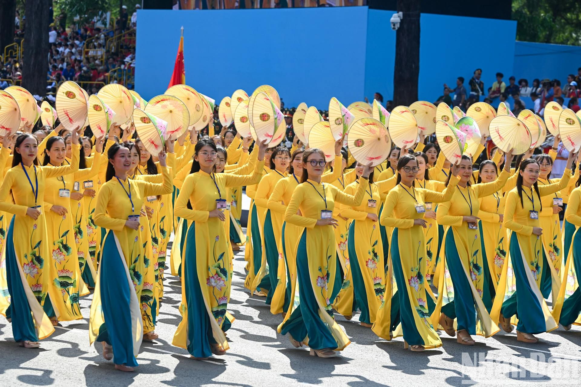 Les femmes vietnamiennes continuent de faire rayonner leurs qualités : « héroïques, indomptables, loyales, compétentes ». Lors des guerres, des millions d’entre elles ont courageusement combattu, soutenu le front et renforcé l’arrière. Les femmes vietnamiennes continuent de faire rayonner leurs qualités : « héroïques, indomptables, loyales, compétentes ». Lors des guerres, des millions d’entre elles ont courageusement combattu, soutenu le front et renforcé l’arrière.