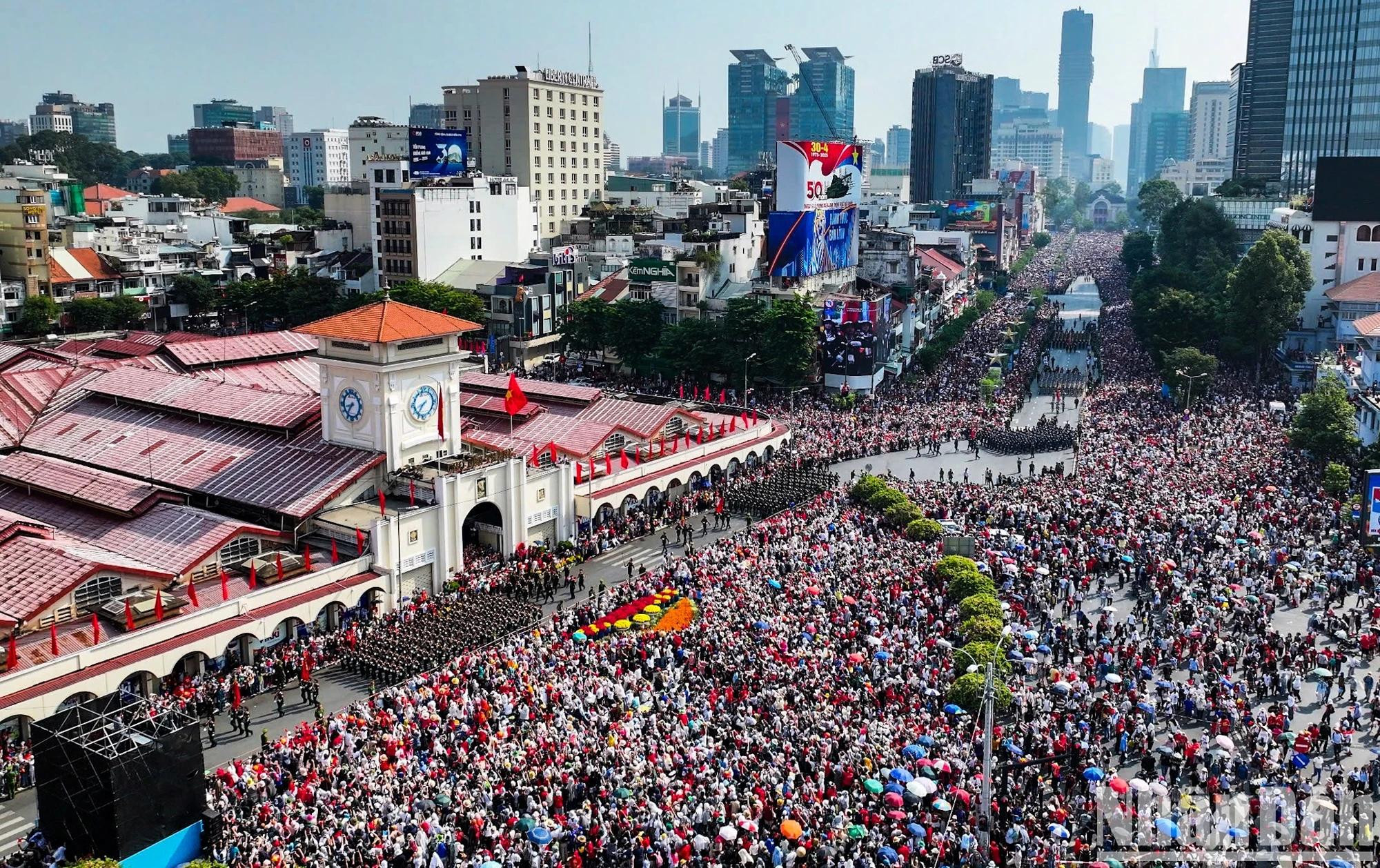 Des dizaines de milliers de personnes ont veillé toute la nuit dans l’attente du défilé. Des dizaines de milliers de personnes ont veillé toute la nuit dans l’attente du défilé.