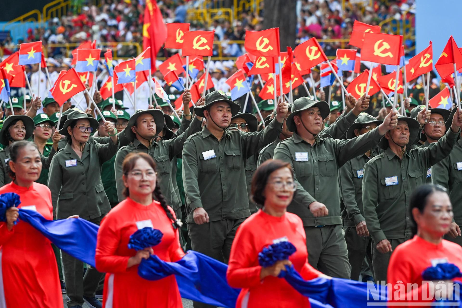 Portés par la devise « Les rivières et les eaux sont nos champs de bataille, les ponts et bacs nos armes, les jeunes volontaires nos soldats », les jeunes volontaires ont assuré le transport de munitions, de vivres, l’entretien des routes et les soins aux blessés pendant la guerre. Portés par la devise « Les rivières et les eaux sont nos champs de bataille, les ponts et bacs nos armes, les jeunes volontaires nos soldats », les jeunes volontaires ont assuré le transport de munitions, de vivres, l’entretien des routes et les soins aux blessés pendant la guerre.