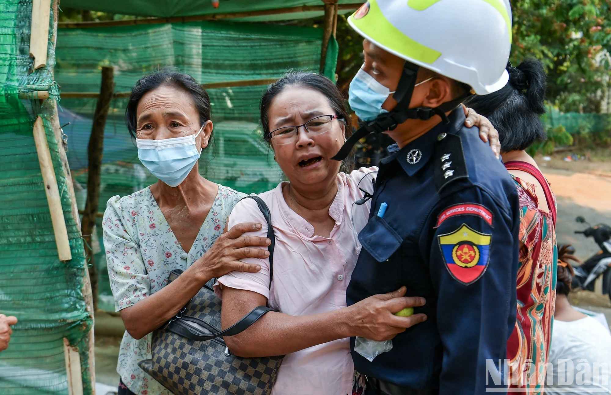 À l’extérieur, les proches des victimes encore piégées laissent éclater leur douleur. Selon une estimation préliminaire, environ dix personnes seraient toujours portées disparues sous les décombres de l’hôpital Ottara Thiri…