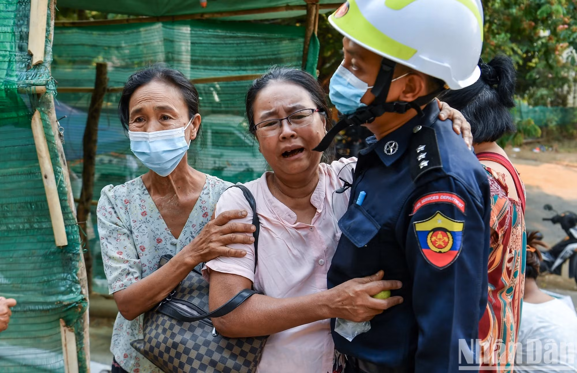 À l’extérieur, les proches des victimes encore piégées laissent éclater leur douleur. Selon une estimation préliminaire, environ dix personnes seraient toujours portées disparues sous les décombres de l’hôpital Ottara Thiri…