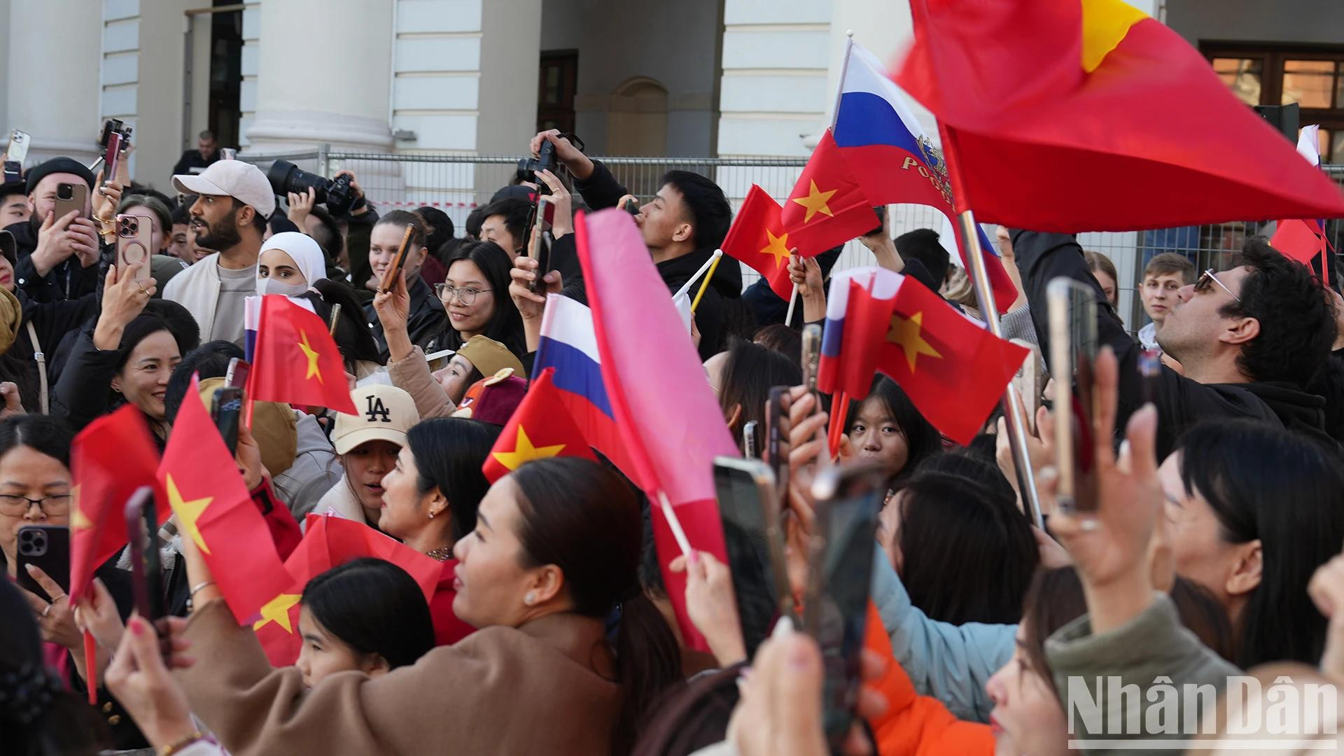 De nombreux Vietnamiens ont apporté des fleurs fraîches, des portraits de l’Oncle Ho, des drapeaux nationaux et russes, créant une scène émouvante et pleine de ferveur. Photo : NDEL.