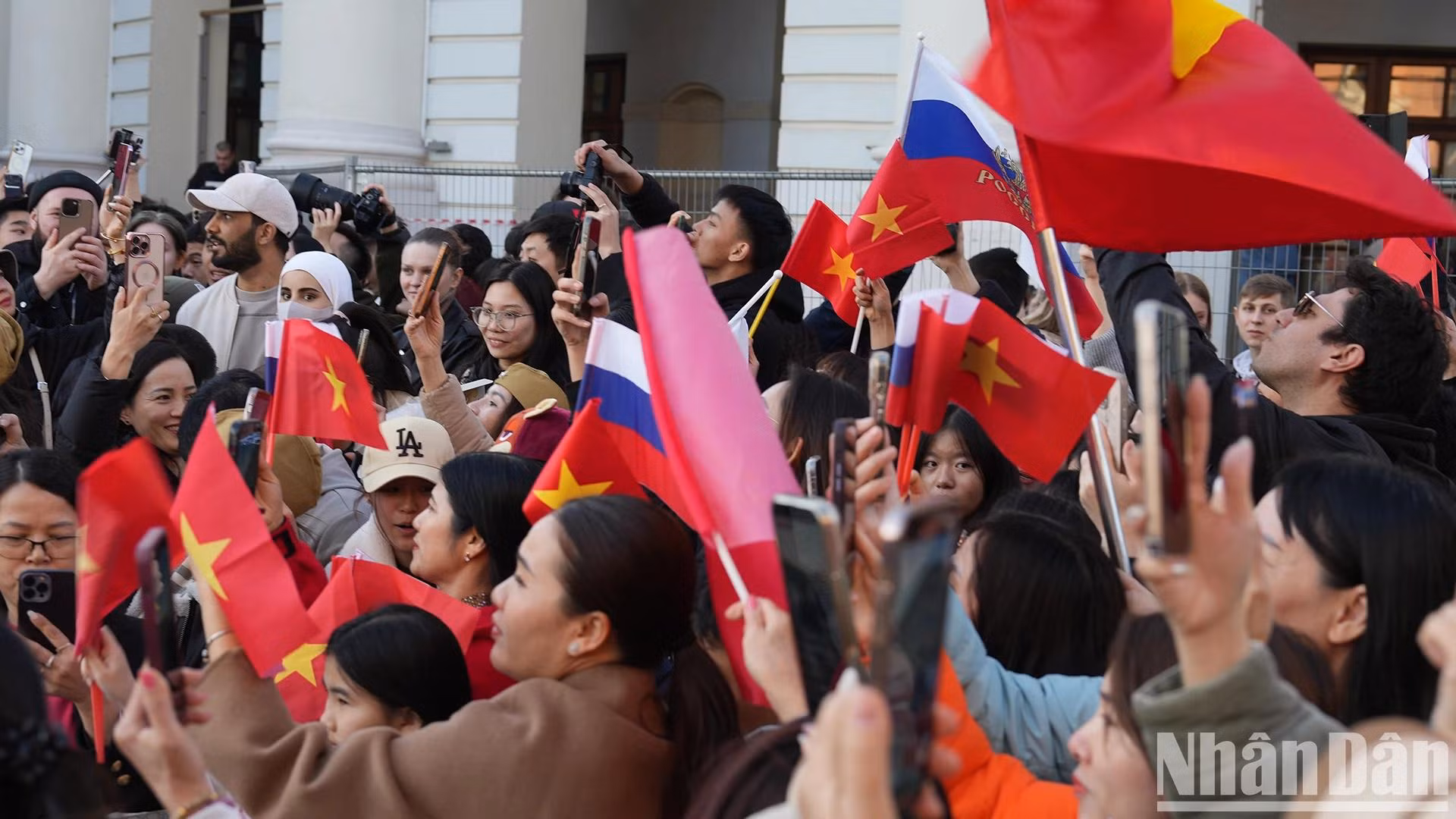 De nombreux Vietnamiens ont apporté des fleurs fraîches, des portraits de l’Oncle Ho, des drapeaux nationaux et russes, créant une scène émouvante et pleine de ferveur. Photo : NDEL.