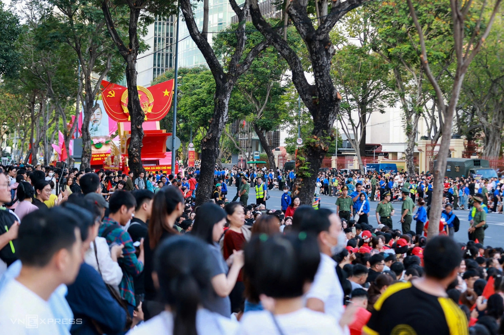 Des dizaines de milliers de personnes affluent vers les rues du centre, près du Palais de l'Indépendance, pour assister à la répétition du défilé militaire célébrant les 50 ans de la réunification nationale, le 22 avril après-midi. Photo : Vnexpress. Des dizaines de milliers de personnes affluent vers les rues du centre, près du Palais de l'Indépendance, pour assister à la répétition du défilé militaire célébrant les 50 ans de la réunification nationale, le 22 avril après-midi. Photo : Vnexpress.