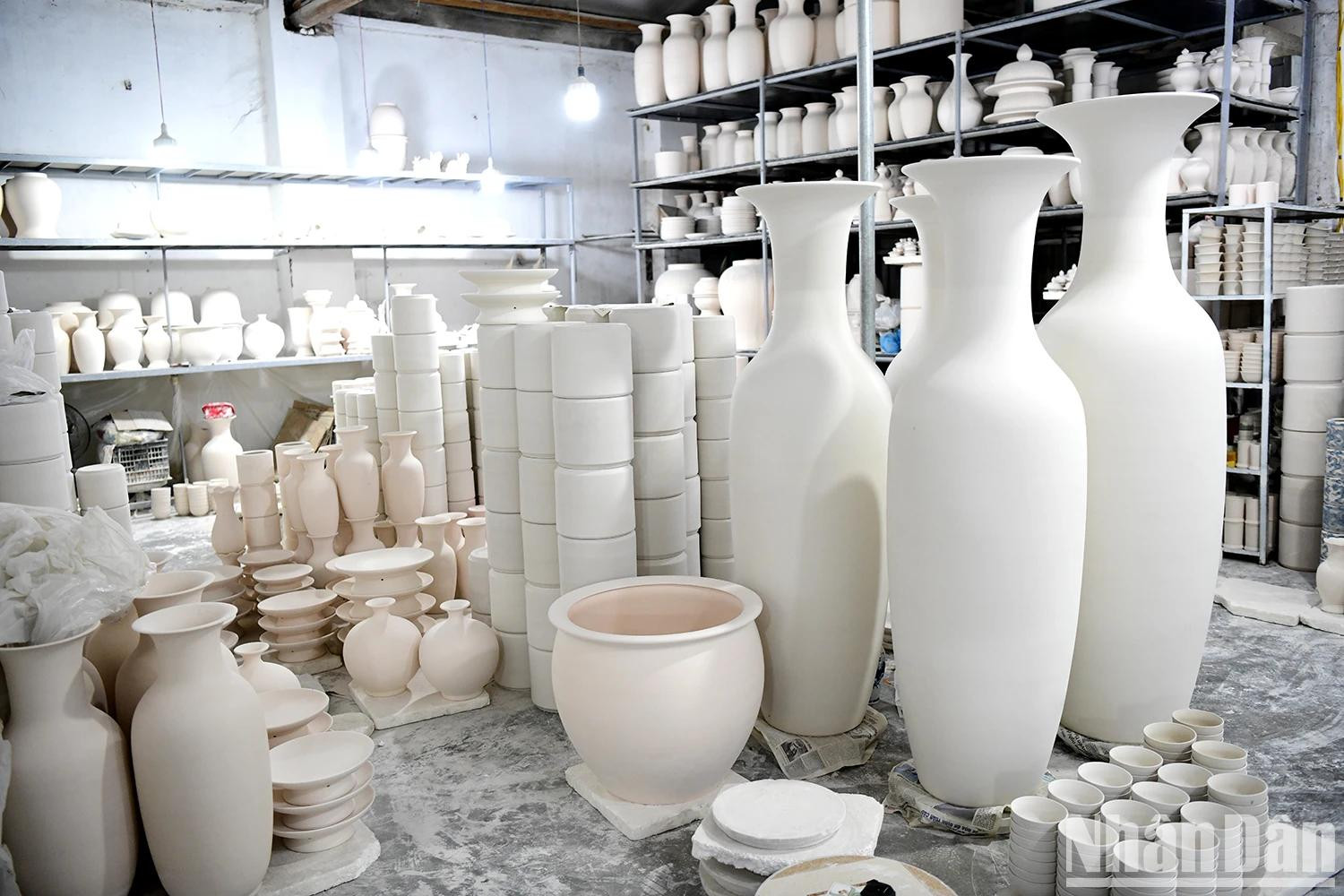 Aujourd'hui, plus de 350 fours de céramique sont en activité à Kim Lan, créant des milliers d’emplois et générant un chiffre d'affaires annuel de près de 500 milliards de VND. Photo : Thê Duong.