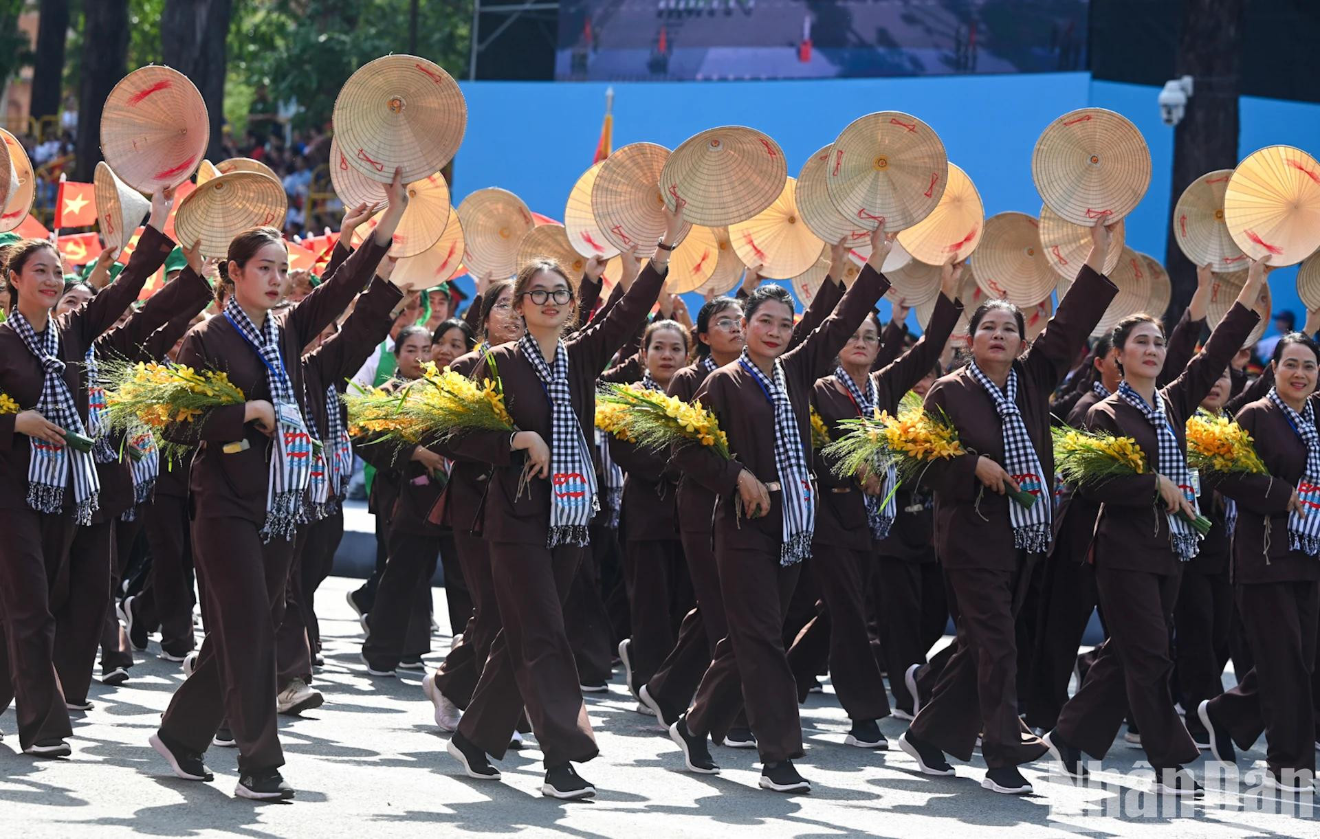 En tant que force de production fondamentale, la classe paysanne vietnamienne a toujours su « tenir fermement la charrue comme le fusil », appliquant la devise « pas un grain de riz manquant, pas un homme manquant », résistant courageusement à la stratégie des « hameaux stratégiques » de l’ennemi, et contribuant grandement à la victoire contre l’agression américaine. En tant que force de production fondamentale, la classe paysanne vietnamienne a toujours su « tenir fermement la charrue comme le fusil », appliquant la devise « pas un grain de riz manquant, pas un homme manquant », résistant courageusement à la stratégie des « hameaux stratégiques » de l’ennemi, et contribuant grandement à la victoire contre l’agression américaine.