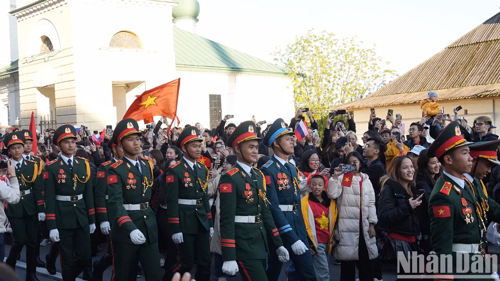 Les habitants ont salué et applaudi la formation militaire vietnamienne participant aux répétitions en vue du défilé du 9 mai. La délégation s’est distinguée par une stature homogène – tous mesurant plus de 1m80 –, une silhouette athlétique et une allure exemplaire. Photo : NDEL.