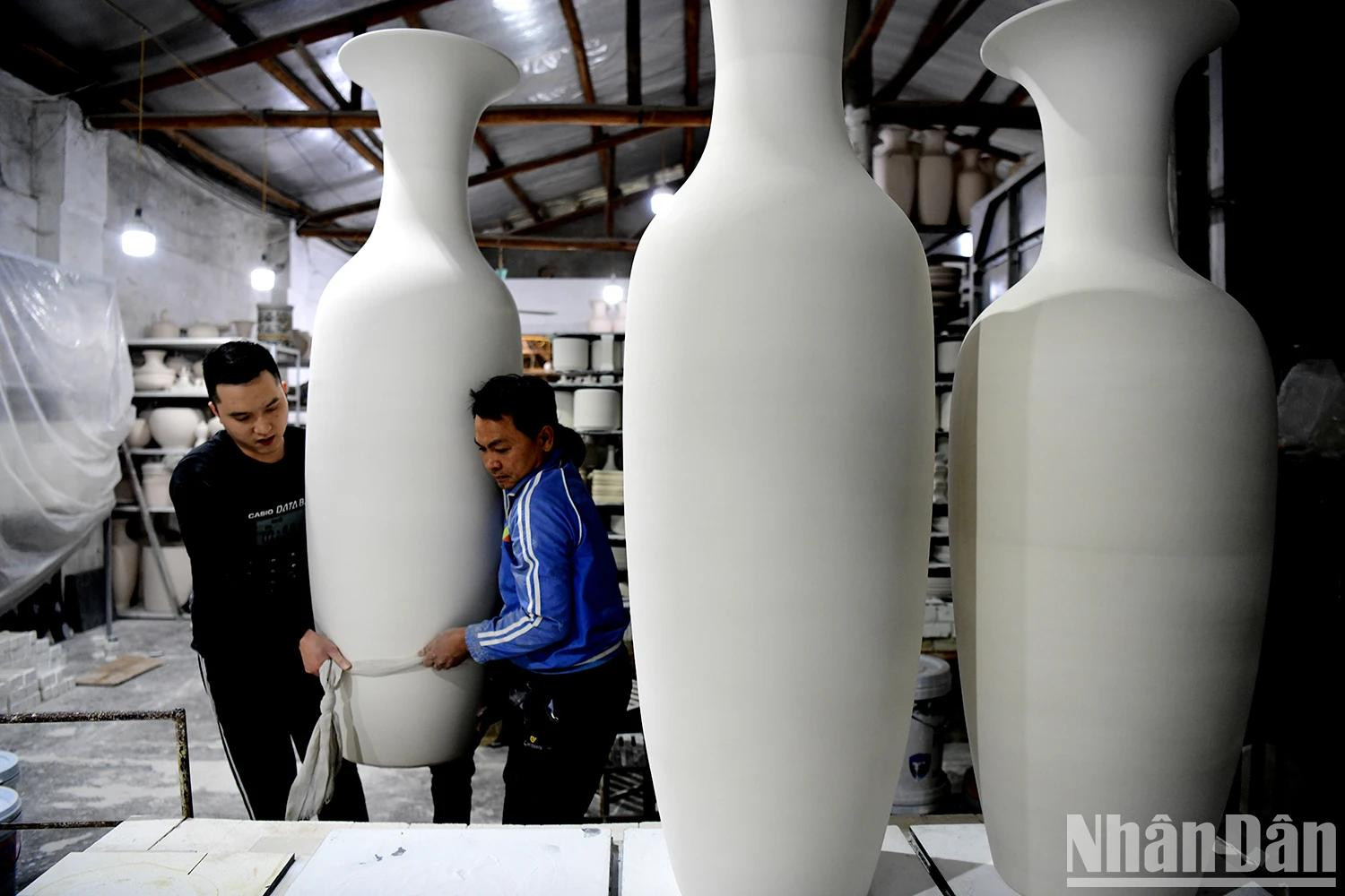 Outre les méthodes artisanales, les habitants de Kim Lan intègrent des technologies modernes, telles que l'impression par rouleaux et le pressage sous pression, optimisant la production sans altérer l'âme de la céramique ancienne. Photo : Thê Duong.