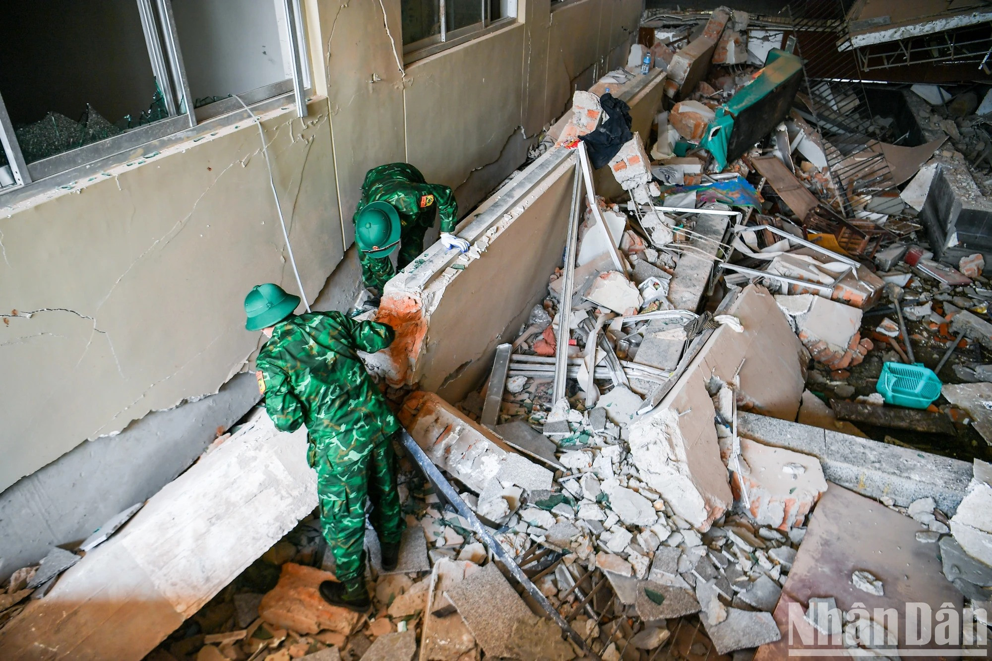 À l’intérieur du site sinistré, de nombreux blocs de béton et des amas de gravats obstruent complètement le sol, rendant les opérations de secours extrêmement difficiles.
