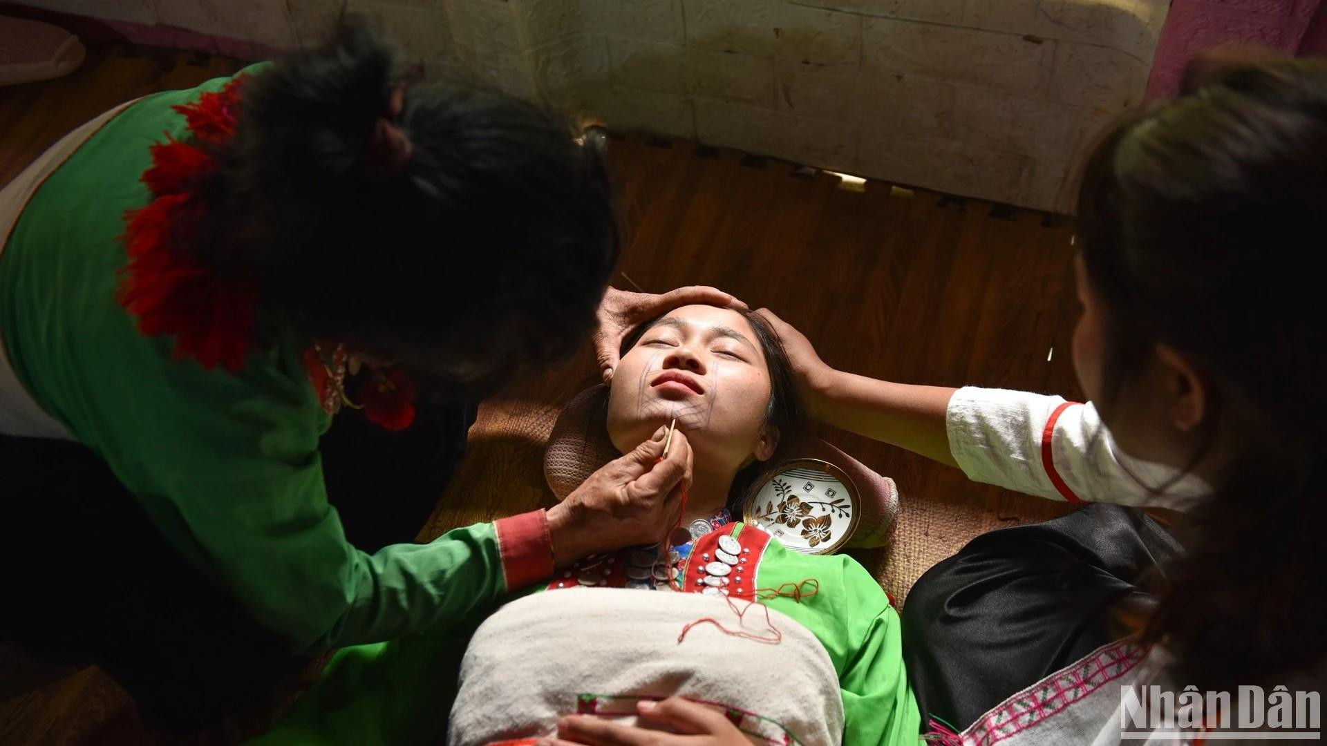 Pour les Mang, se faire tatouer le menton marque l’entrée dans l’âge adulte. Photo: Vu Linh Pour les Mang, se faire tatouer le menton marque l’entrée dans l’âge adulte. Photo: Vu Linh